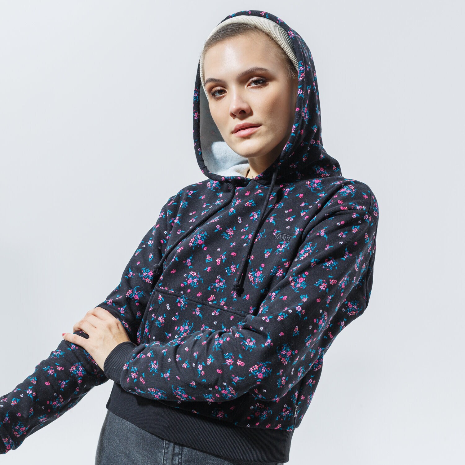 dámská mikina VANS MIKINA S KAPUCÍ BEAUTY FLORAL HOODIE VN0A4S9EBLK1 ČERNÁ