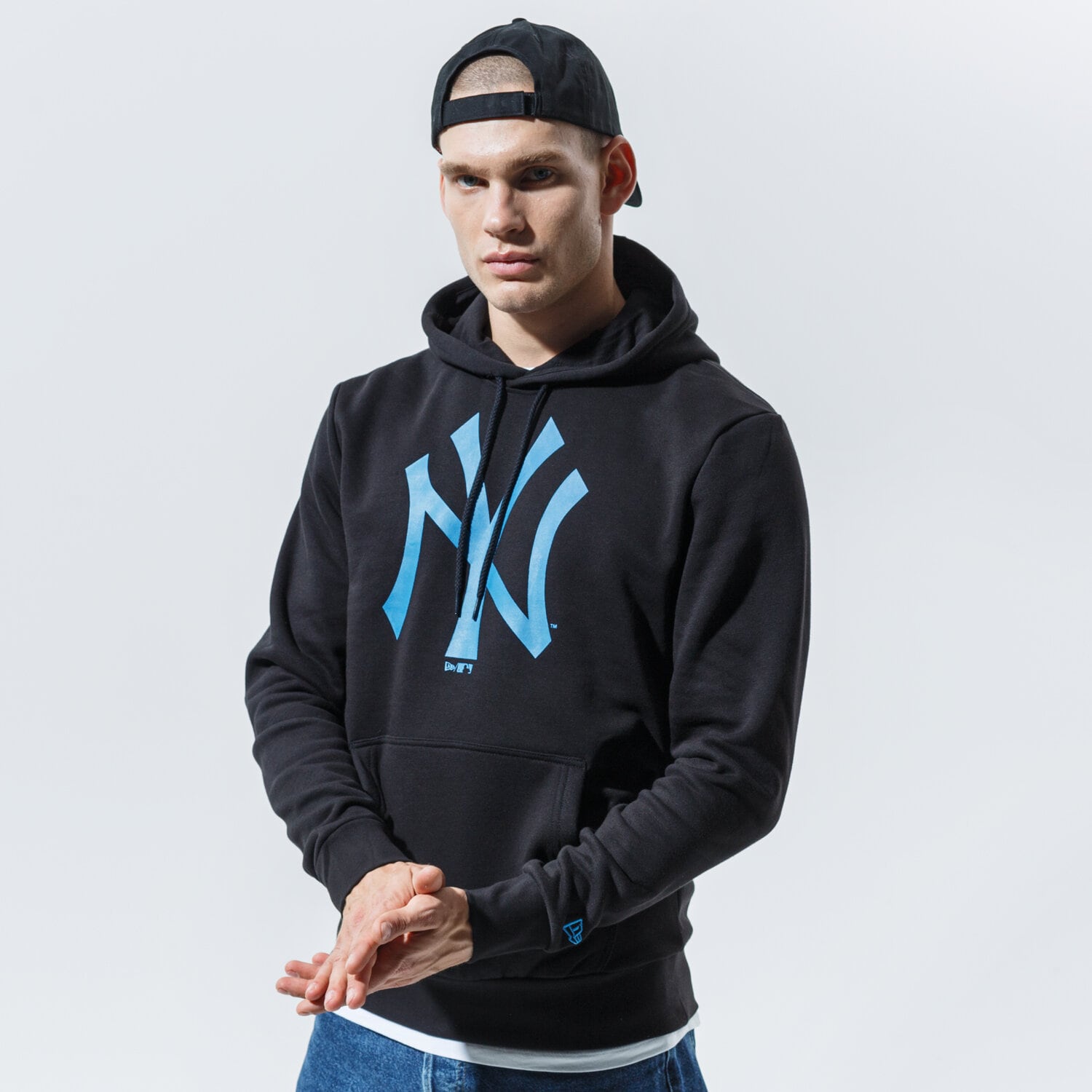 pánská mikina NEW ERA MIKINA S KAPUCÍ MLB SEASONAL TEAM LOGO HDY NEYYAN BL 12485715 ČERNÁ