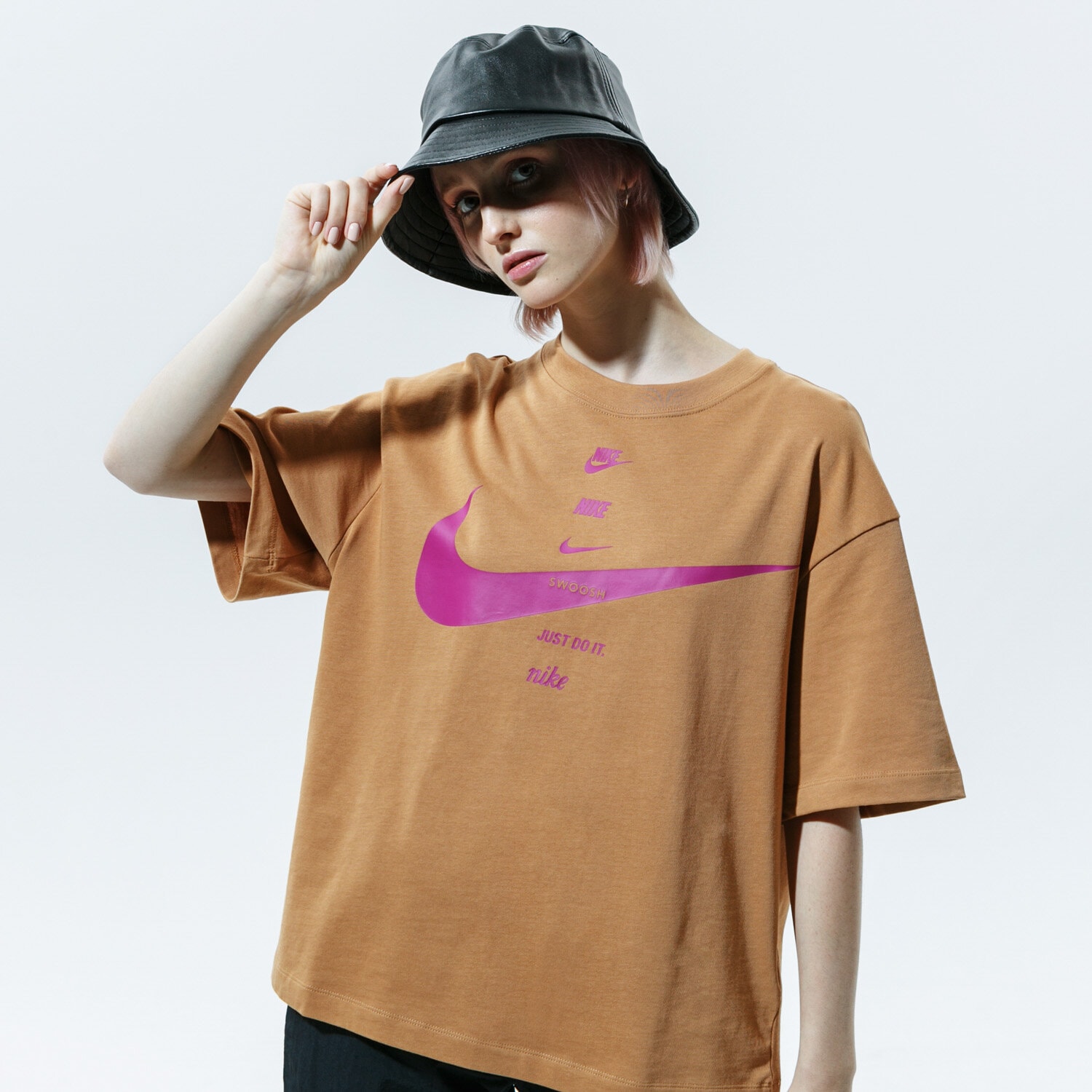 dámské tričko NIKE TRIČKO SPORTSWEAR CU5682-201 HNĚDÁ