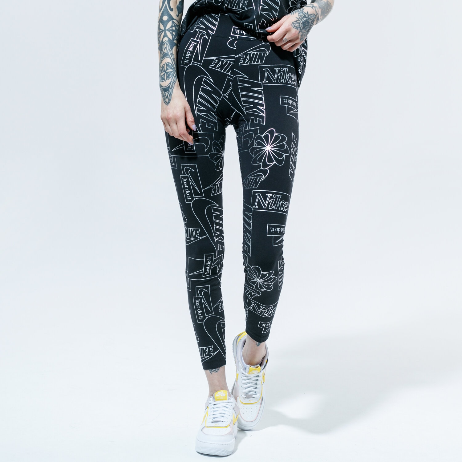 dámské kalhoty NIKE LEGGINGS W NSW ICN CLSH HR TIGHT AOP CU6861-010 ČERNÁ