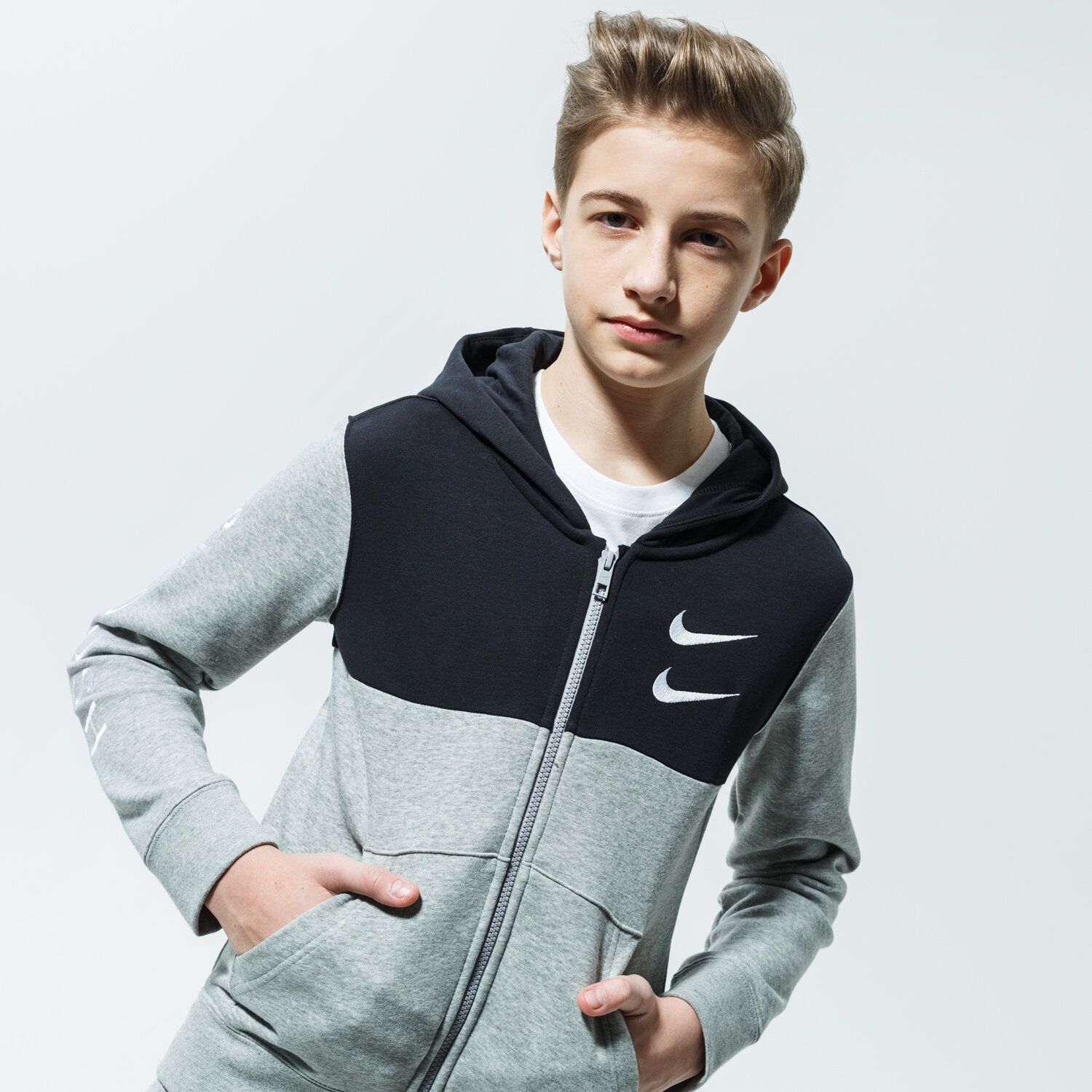dětská mikina NIKE MIKINA S KAPUCÍ SPORTSWEAR SWOOSH CU9206-063 ČERNÁ