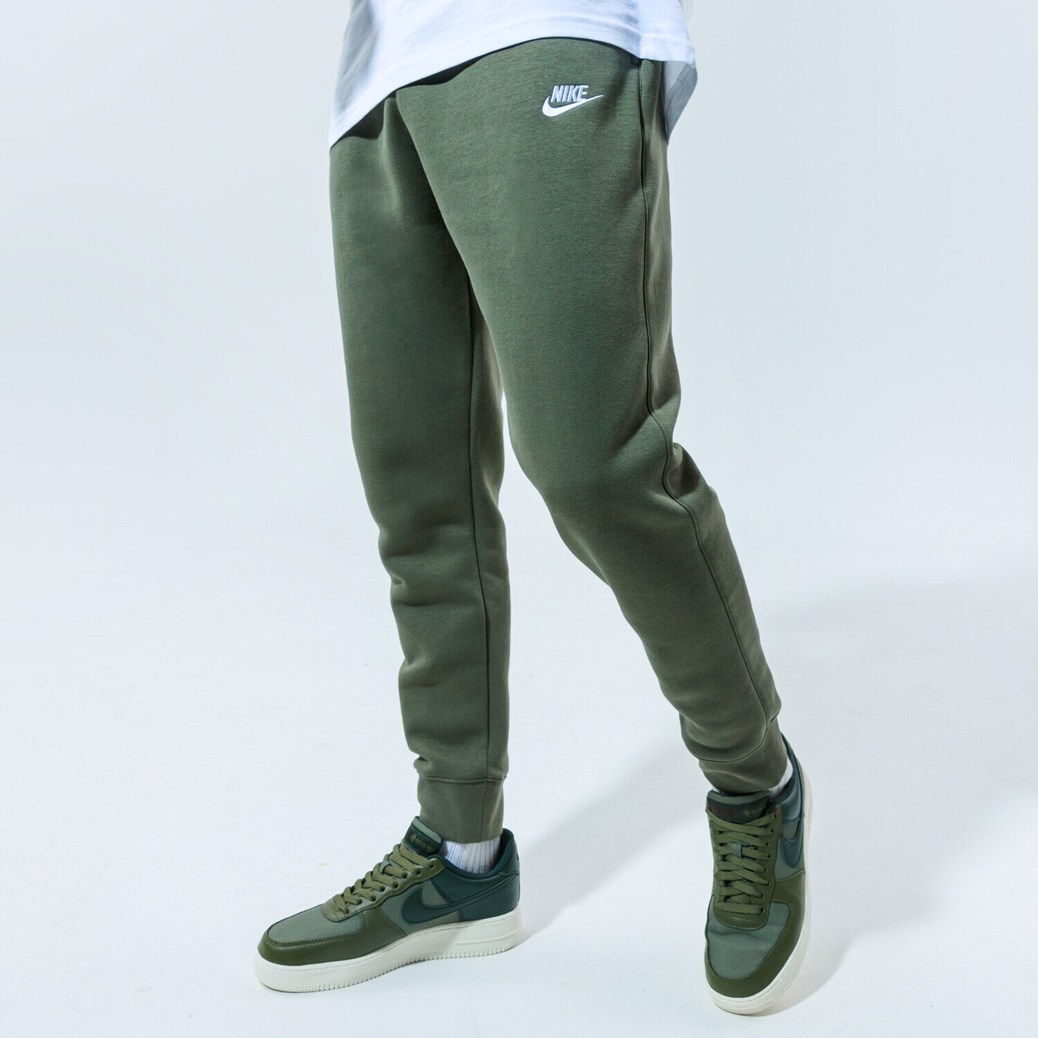 pánské kalhoty NIKE KALHOTY  SPORTSWEAR CLUB FLEECE BV2671-380 ZELENÁ