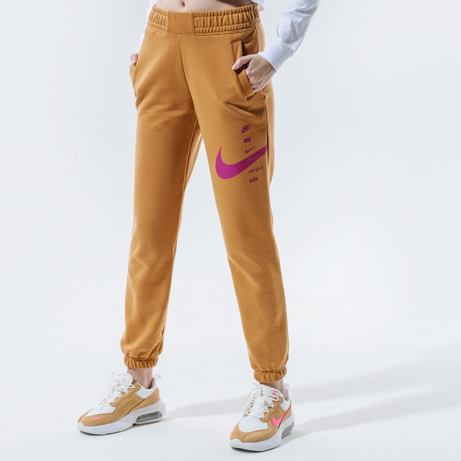 dámské kalhoty NIKE KALHOTY  SPORTSWEAR SWOOSH CU5631-201 BÉŽOVÁ