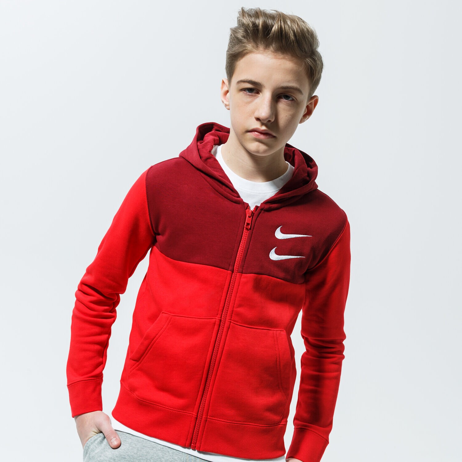 dětská mikina NIKE MIKINA S KAPUCÍ SPORTSWEAR SWOOSH CU9206-657 ČERVENÁ