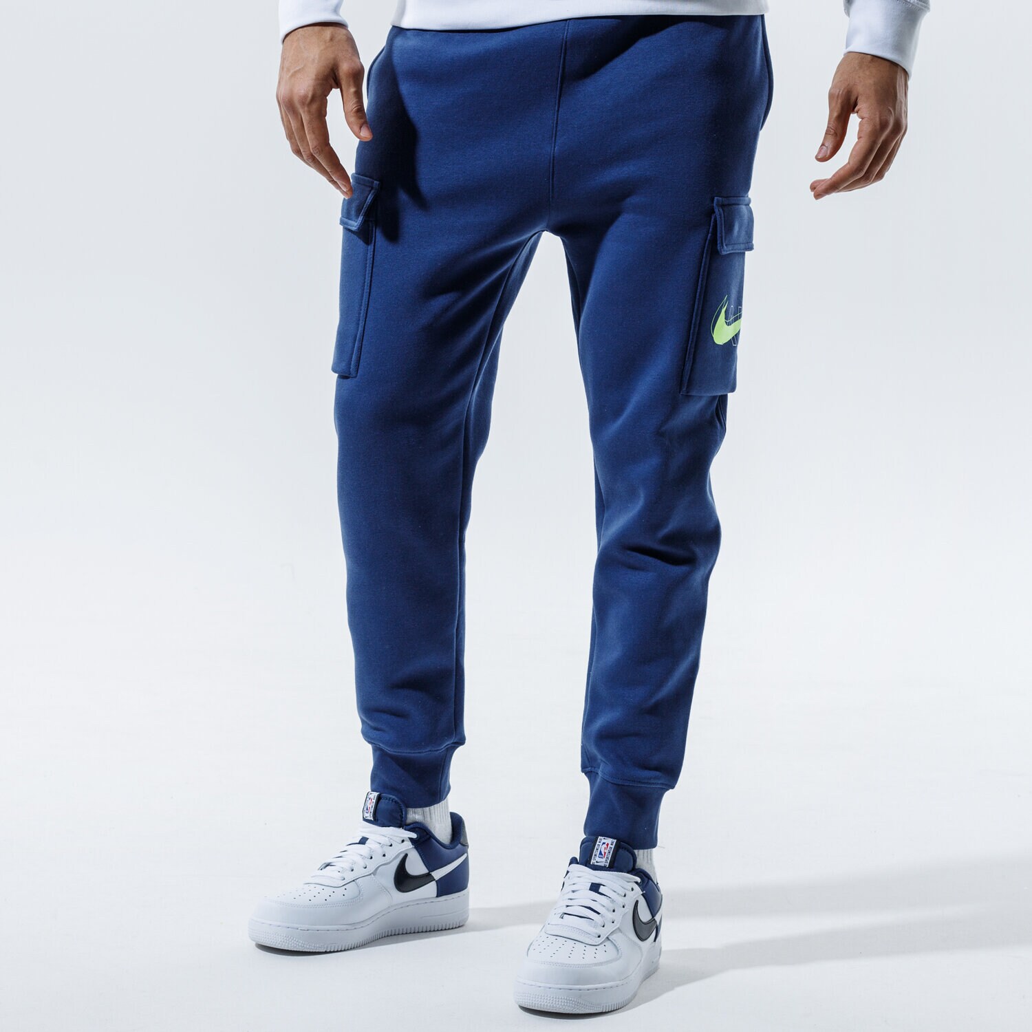 pánské kalhoty NIKE KALHOTY  M NSW PANT CARGO AIR PRNT PACK DD9696-410 TMAVOMODRÁ