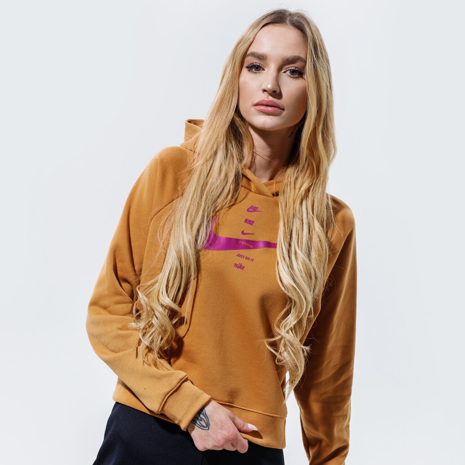 dámská mikina NIKE MIKINA S KAPUCÍ SPORTSWEAR SWOOSH CU5676-201 BÉŽOVÁ