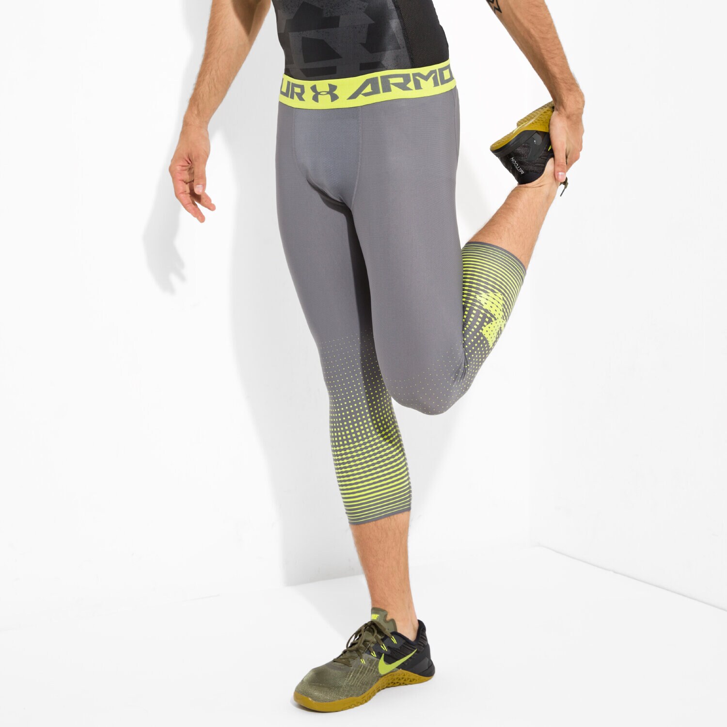 pánské kalhoty UNDER ARMOUR LEGGINGS HG ARMOUR COMP GRAPHIC 3/4 1298232-041 ŠEDÁ