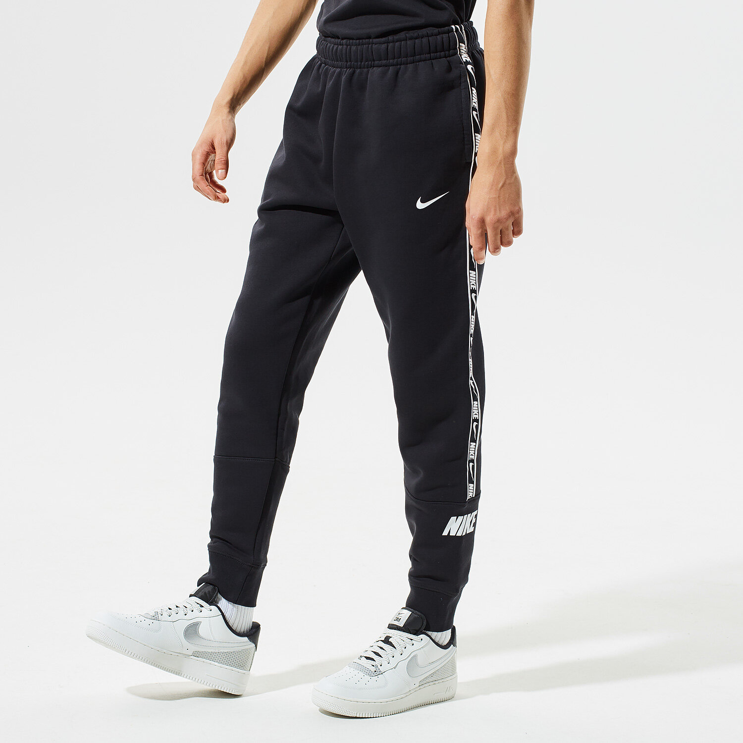 pánské kalhoty NIKE KALHOTY  M NSW REPEAT FLC JGGR BB DC0719-011 ČERNÁ