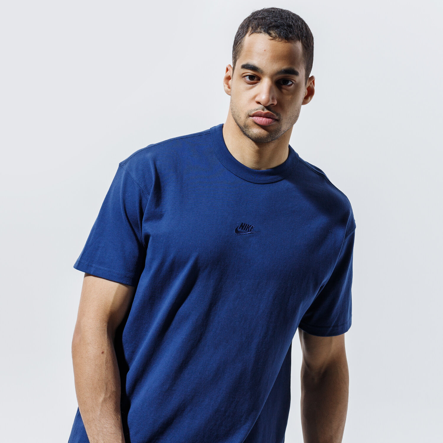 pánské tričko NIKE TRIČKO SPORTSWEAR DB3193-410 TMAVOMODRÁ