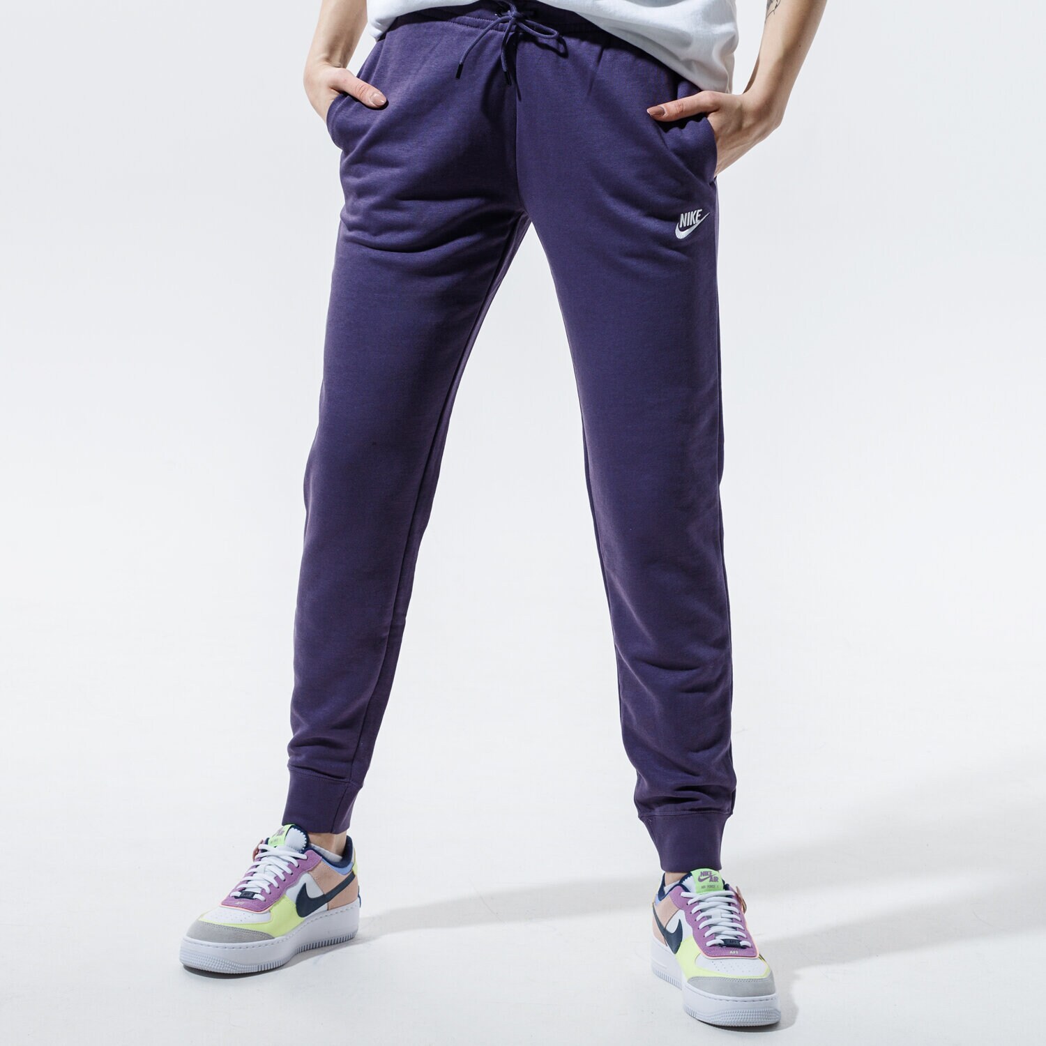 dámské kalhoty NIKE KALHOTY  SPORTSWEAR ESSENTIAL BV4095-574 FIALOVÁ