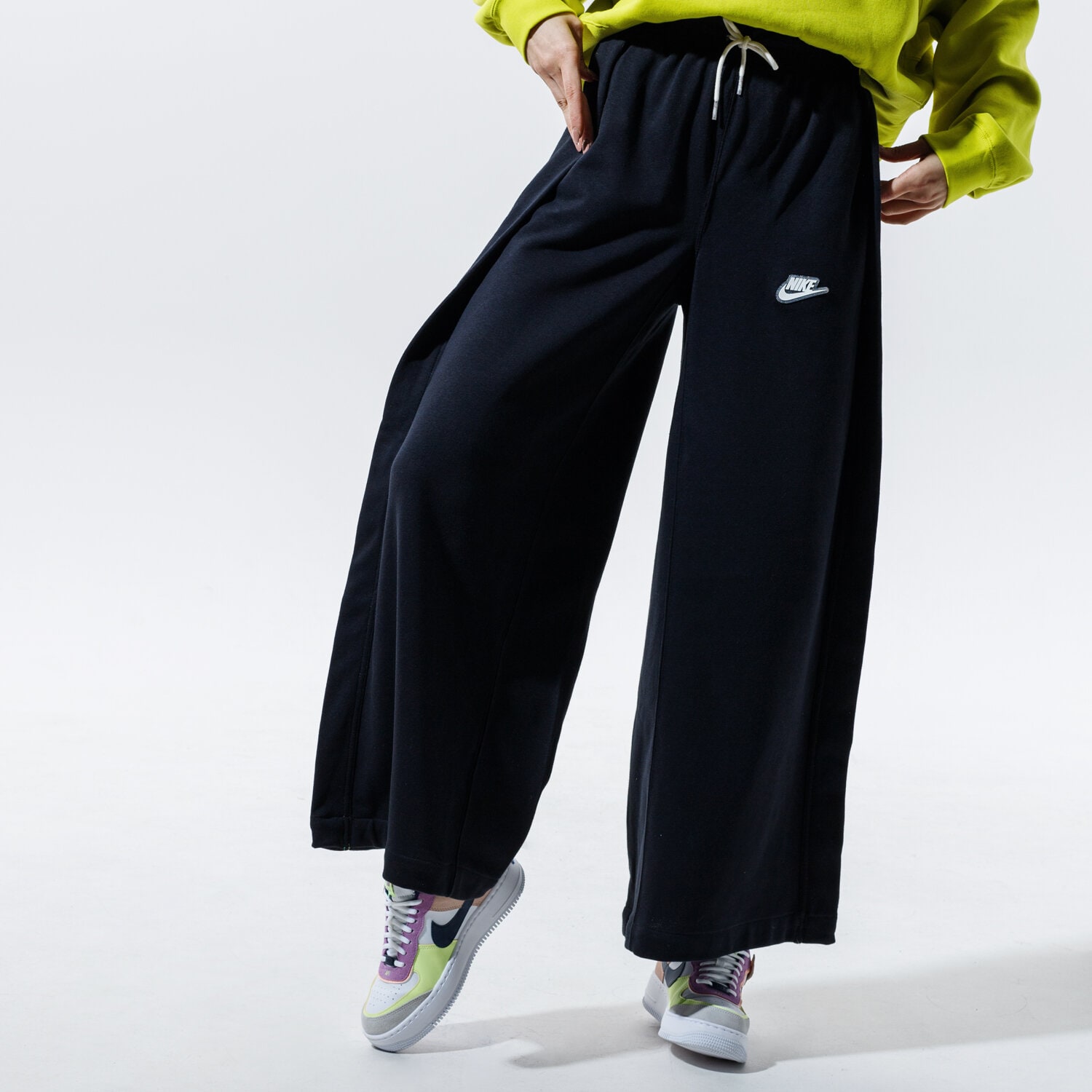 dámské kalhoty NIKE KALHOTY  SPORTSWEAR CZ8357-010 ČERNÁ