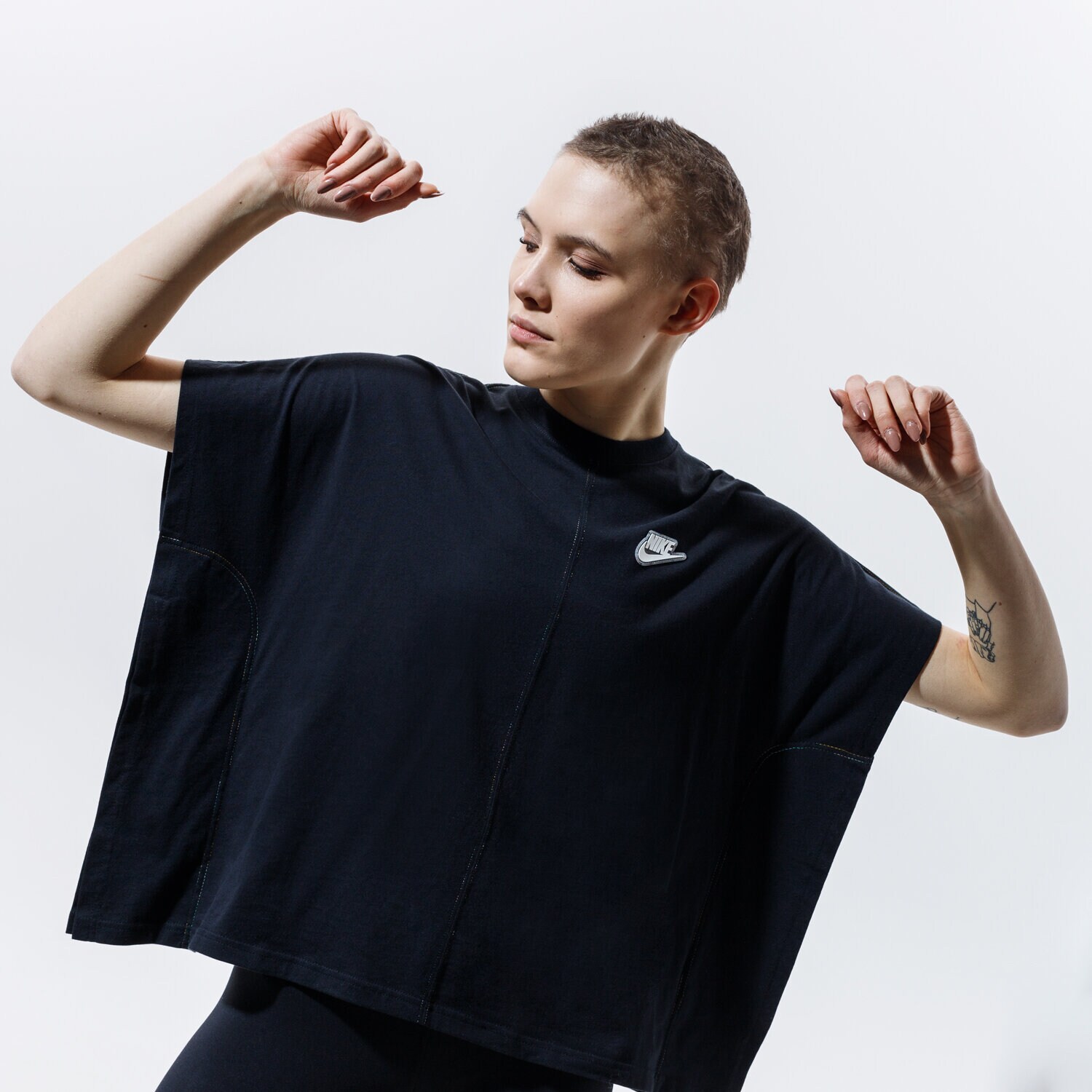 dámské tričko NIKE TRIČKO SPORTSWEAR CZ8355-010 ČERNÁ