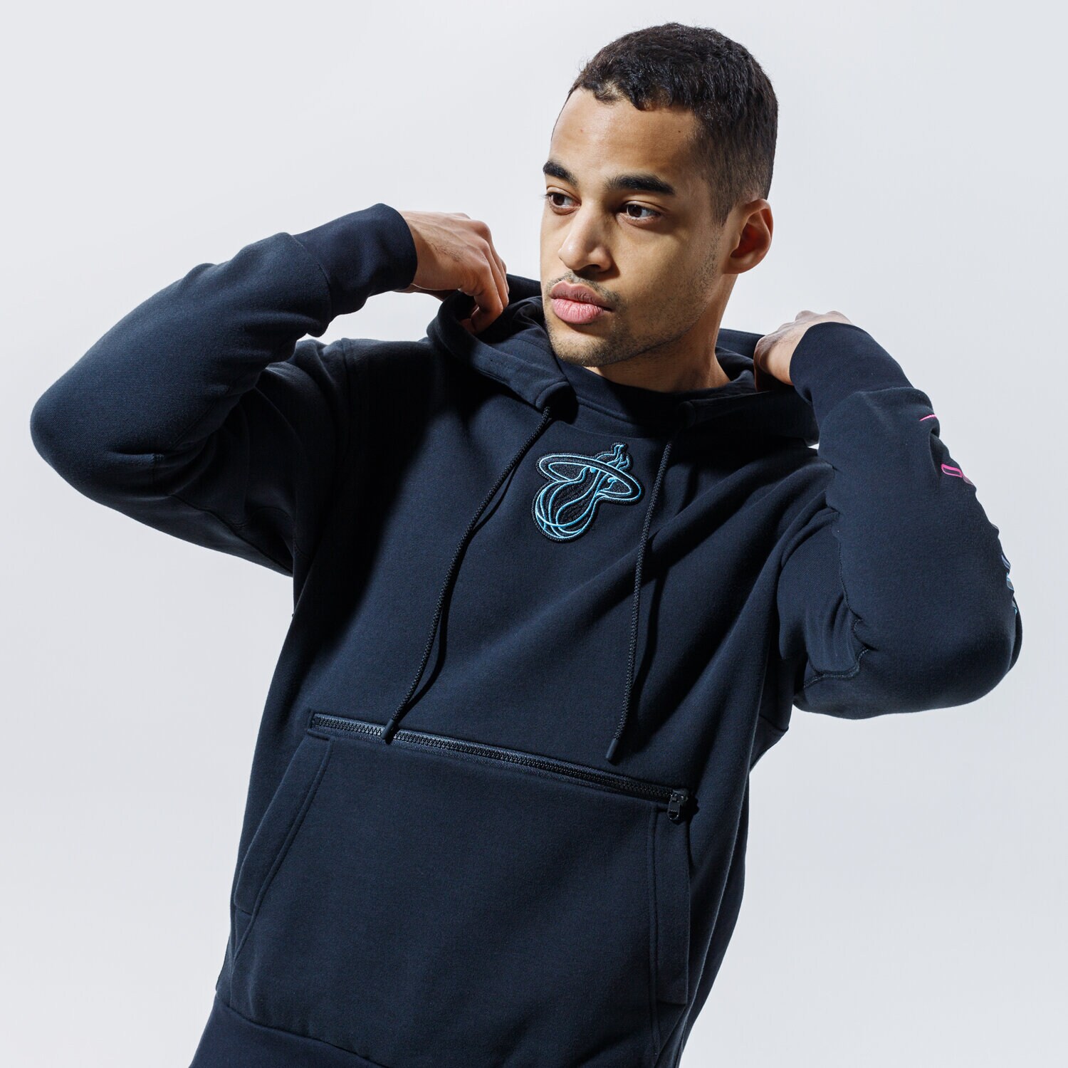 pánská mikina NIKE MIKINA S KAPUCÍ MIAMI HEAT COURTSIDE CITY EDITION NBA CN1814-010 ČERNÁ