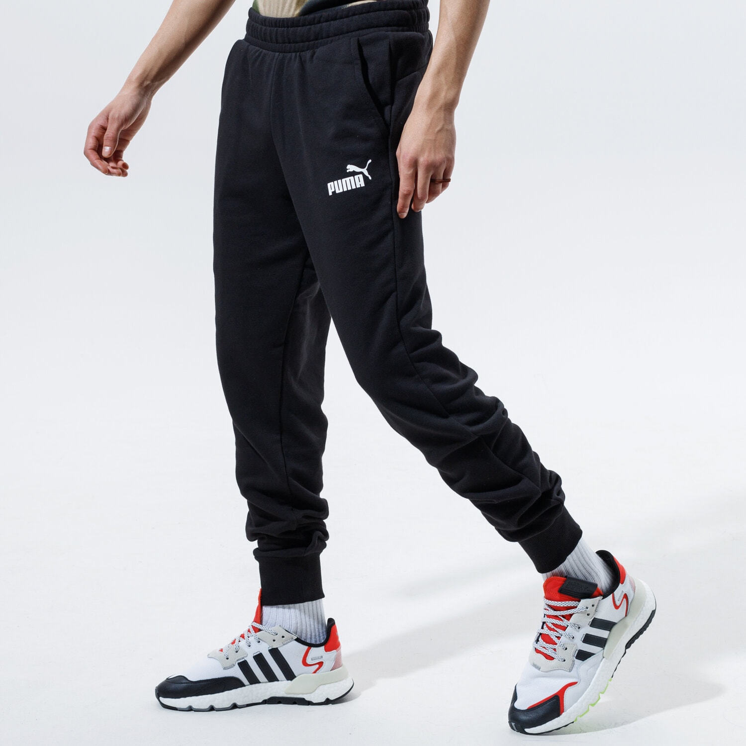 pánské kalhoty PUMA KALHOTY  ESS LOGO TR CL 58671601 ČERNÁ