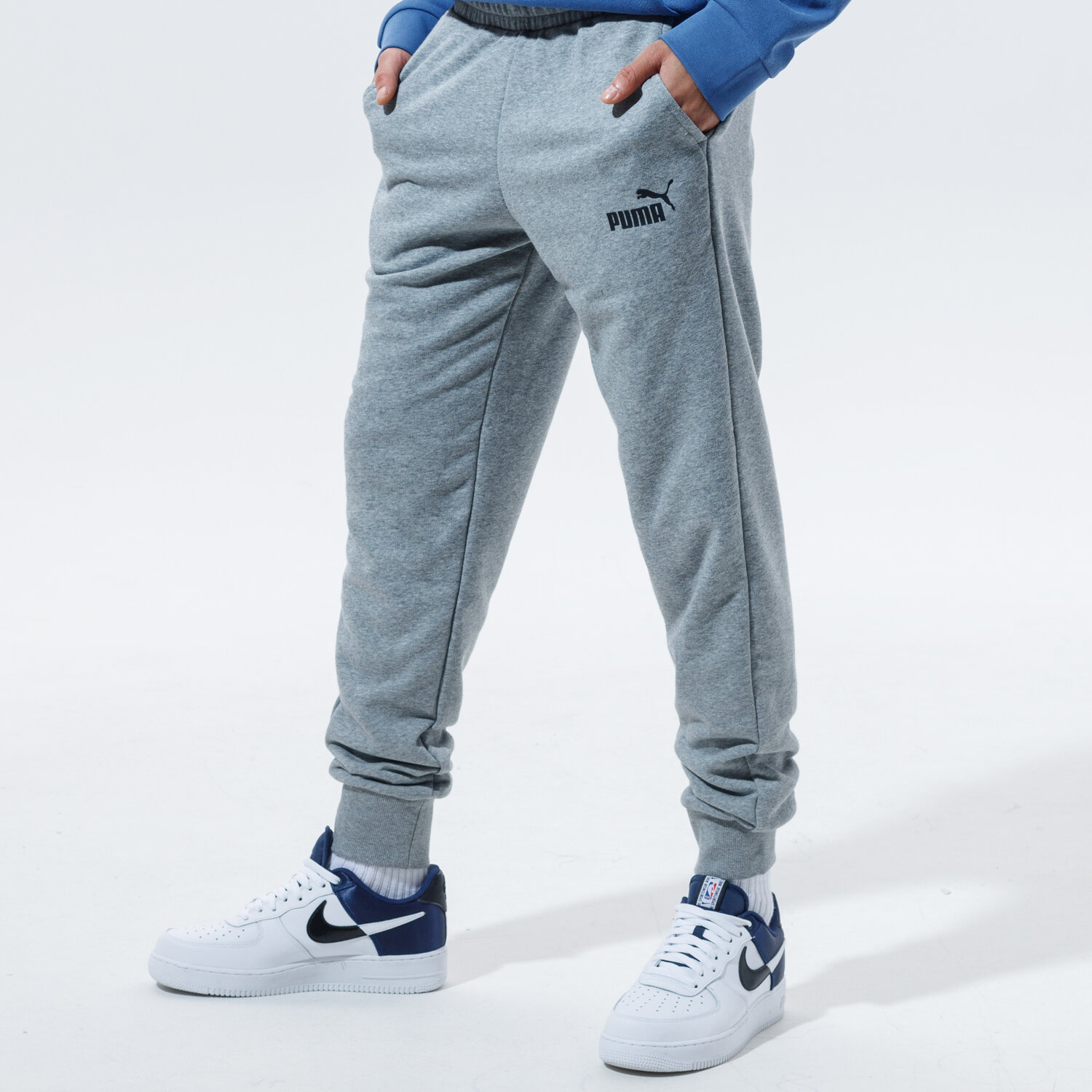 pánské kalhoty PUMA KALHOTY  ESS LOGO TR CL 58671603 ŠEDÁ