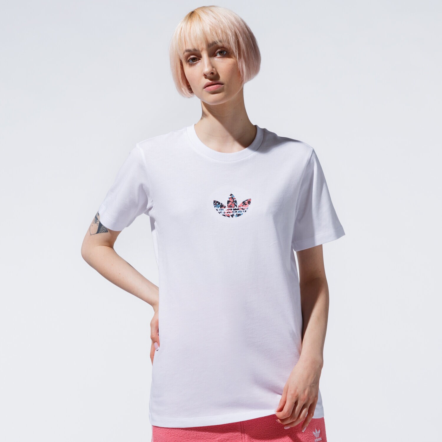 dámské tričko ADIDAS TRIČKO GN3042 BÍLÁ