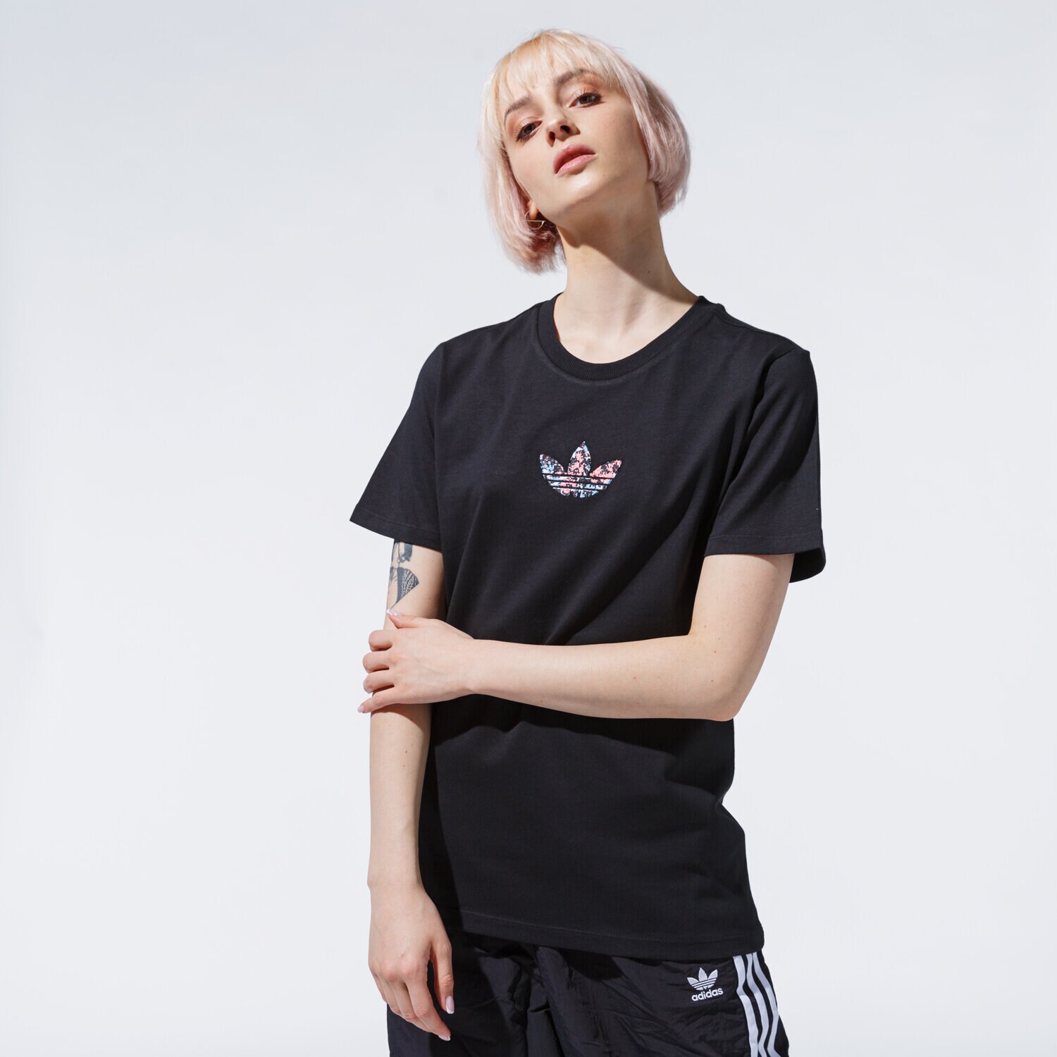 dámské tričko ADIDAS TRIČKO GN3043 ČERNÁ