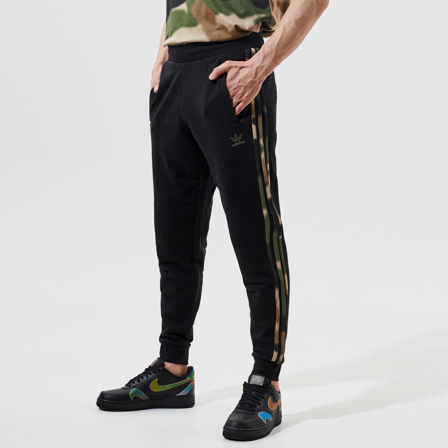 pánské kalhoty ADIDAS KALHOTY  CAMO SWEAT PANT GN1861 ČERNÁ