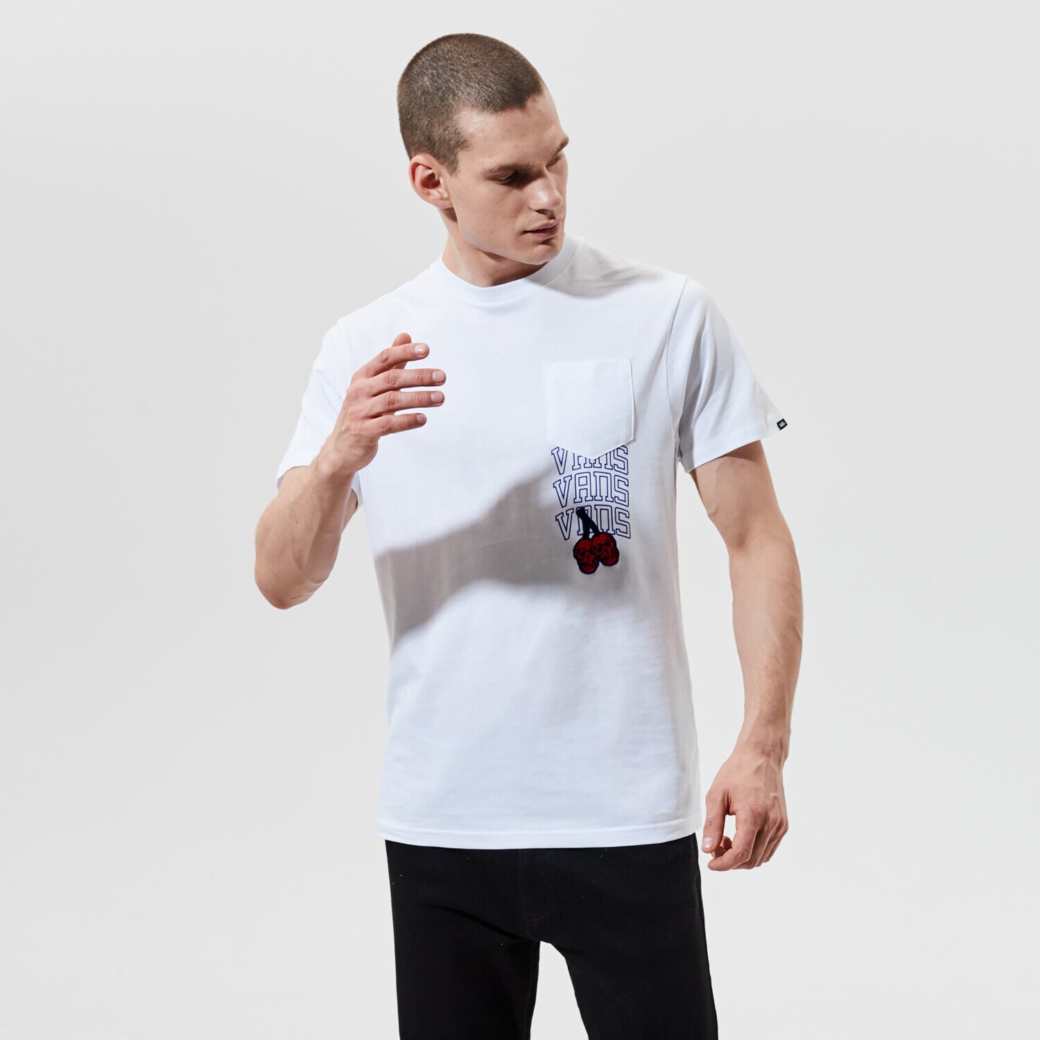 pánské tričko VANS TRIČKO MN NEW VARSITY POCKET SS WHITE VN0A54C7WHT1 BÍLÁ