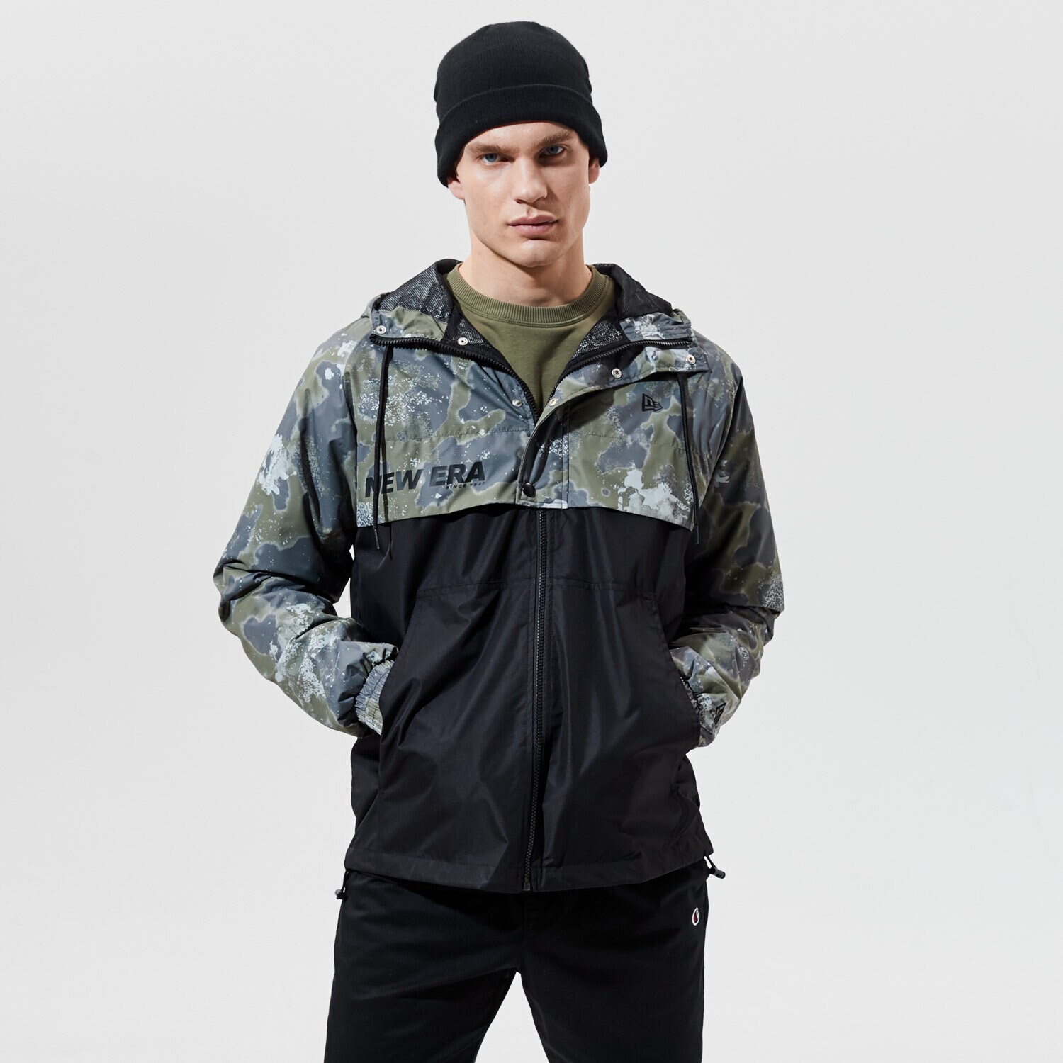 Přechodná bunda pánská (podzimní, jarní) NEW ERA BUNDA OUTDOOR UTILITY WINDBREAKER NEW ERA XPTBLK 12590878 VÍCEBAREVNÁ