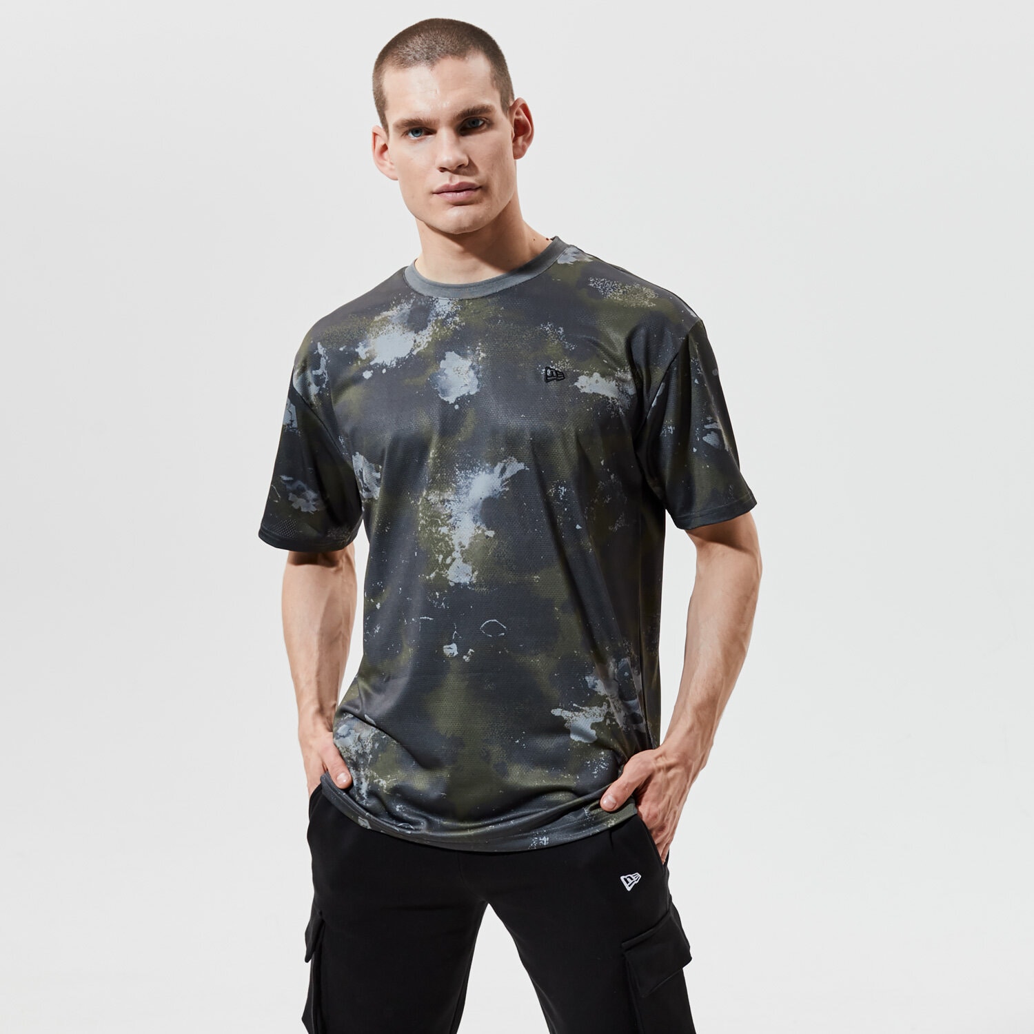 pánské tričko NEW ERA TRIČKO OUTDOOR UTILITY OVERSIZEDTEE NEW ERA NOV 12590873 VÍCEBAREVNÁ