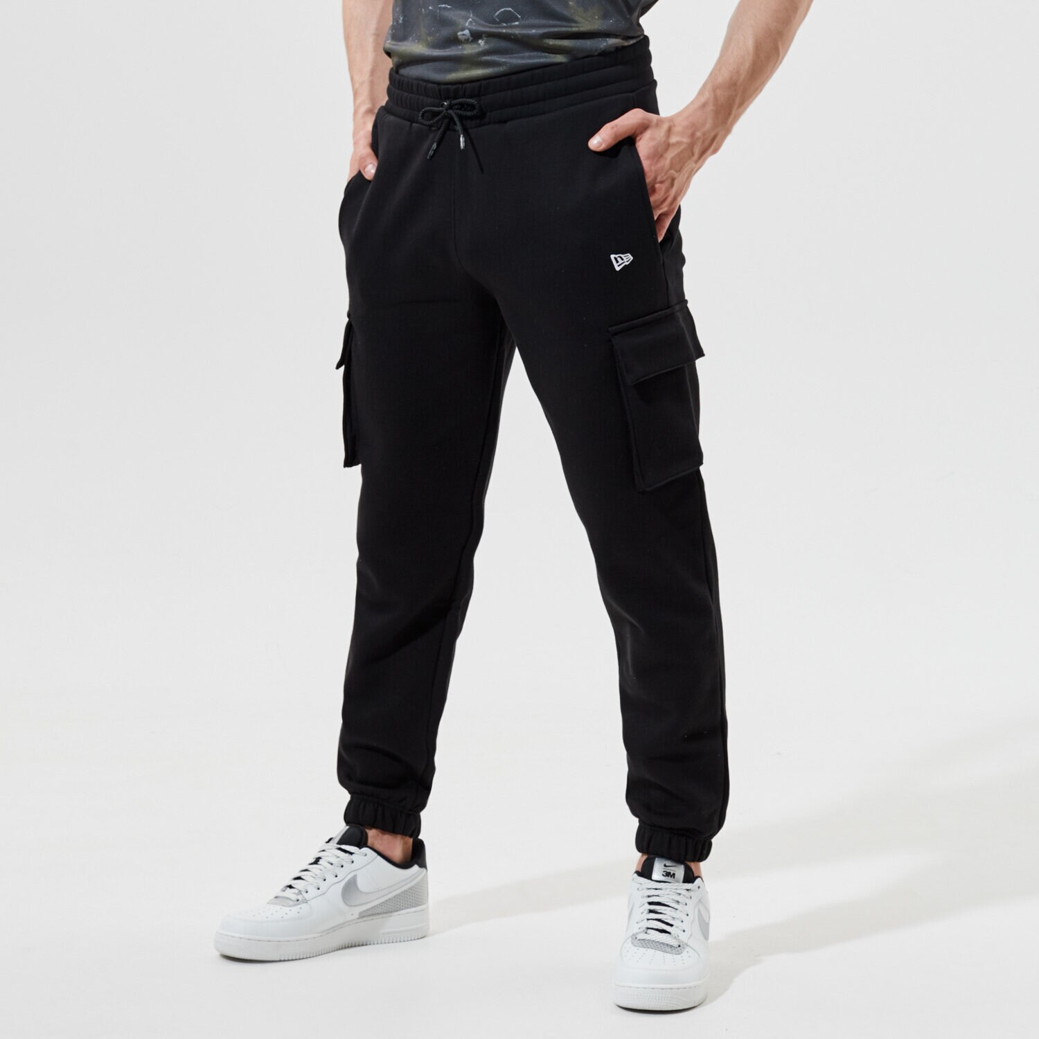 pánské kalhoty NEW ERA KALHOTY  OUTDOOR UTILITY CARGO JOGGER NEW ERA BLK 12590877 ČERNÁ