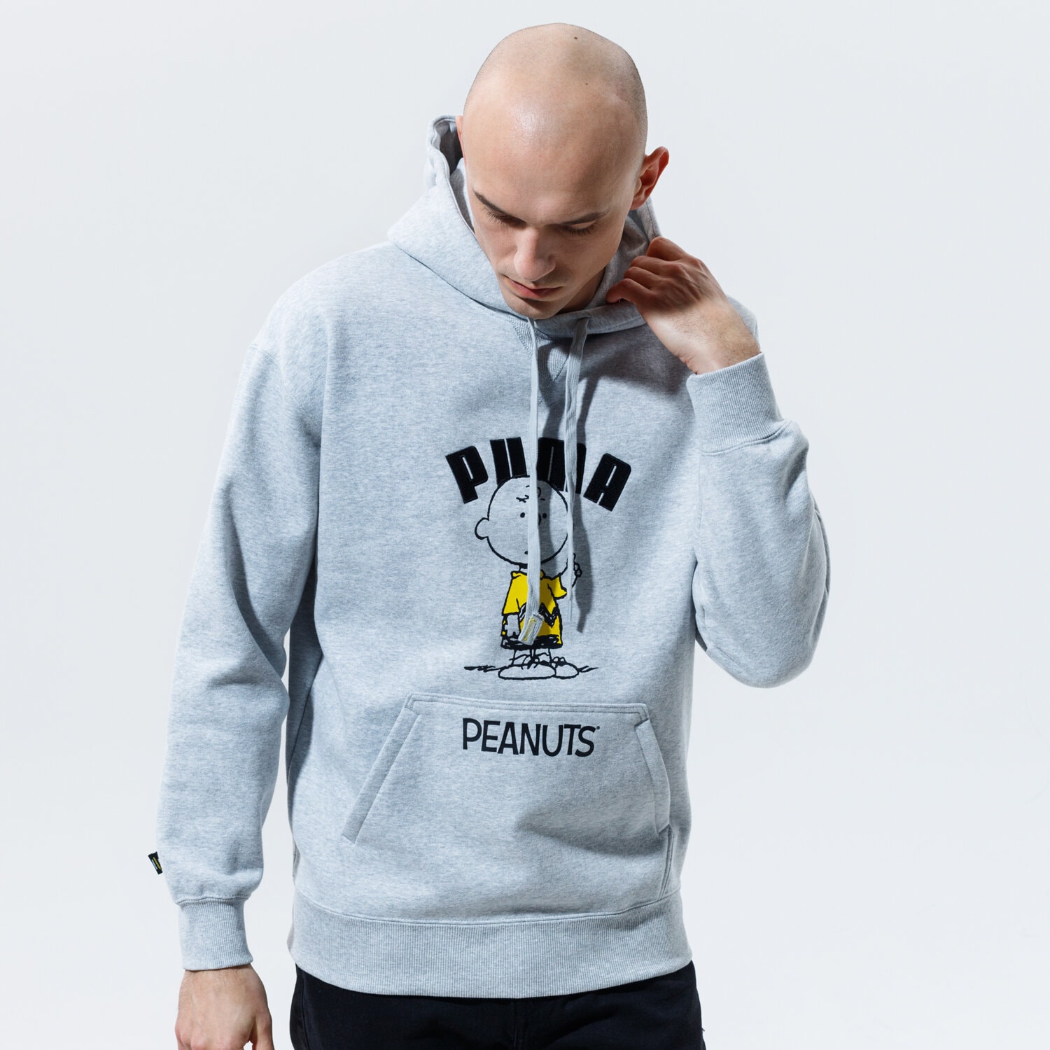 pánská mikina PUMA MIKINA S KAPUCÍ PUMA X PEANUTS HOODIE 53061404 ŠEDÁ