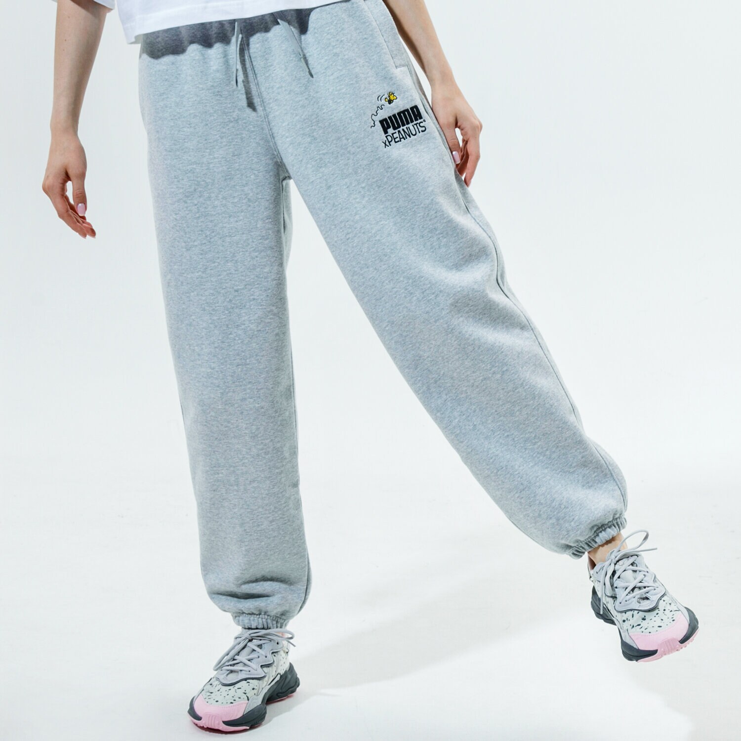 dámské kalhoty PUMA KALHOTY  PUMA X PEANUTS W SWEATPANTS 53116004 ŠEDÁ