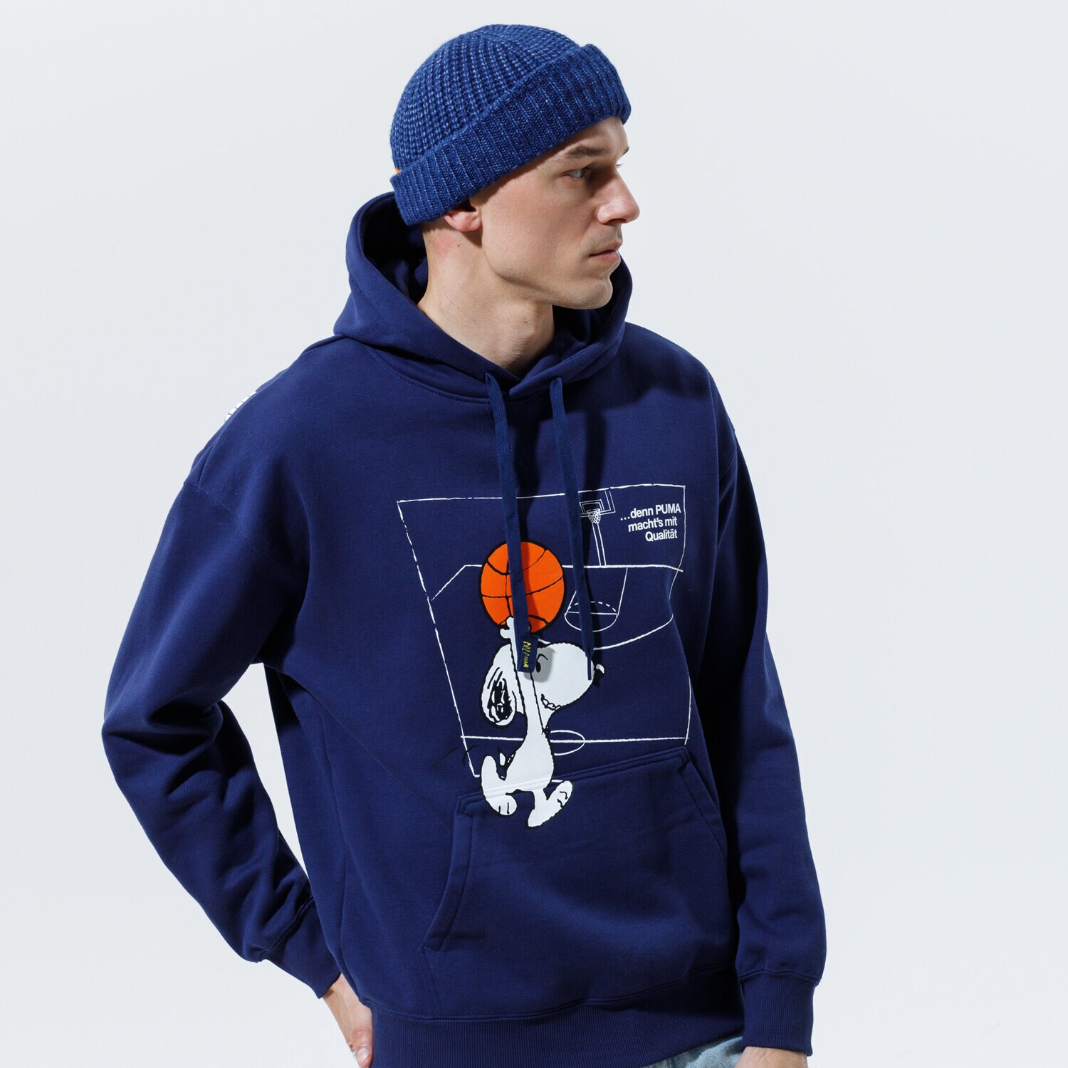 pánská mikina PUMA MIKINA S KAPUCÍ PUMA X PEANUTS HOODIE 53061406 TMAVOMODRÁ