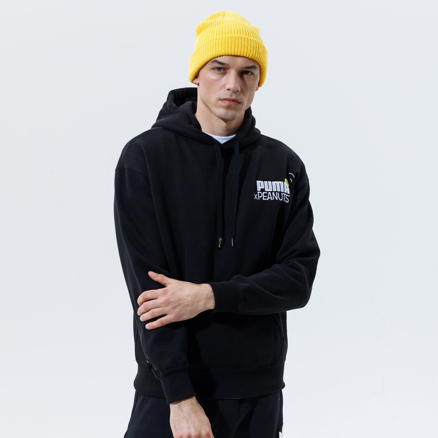 pánská mikina PUMA MIKINA S KAPUCÍ PUMA X PEANUTS HOODIE 53061401 ČERNÁ
