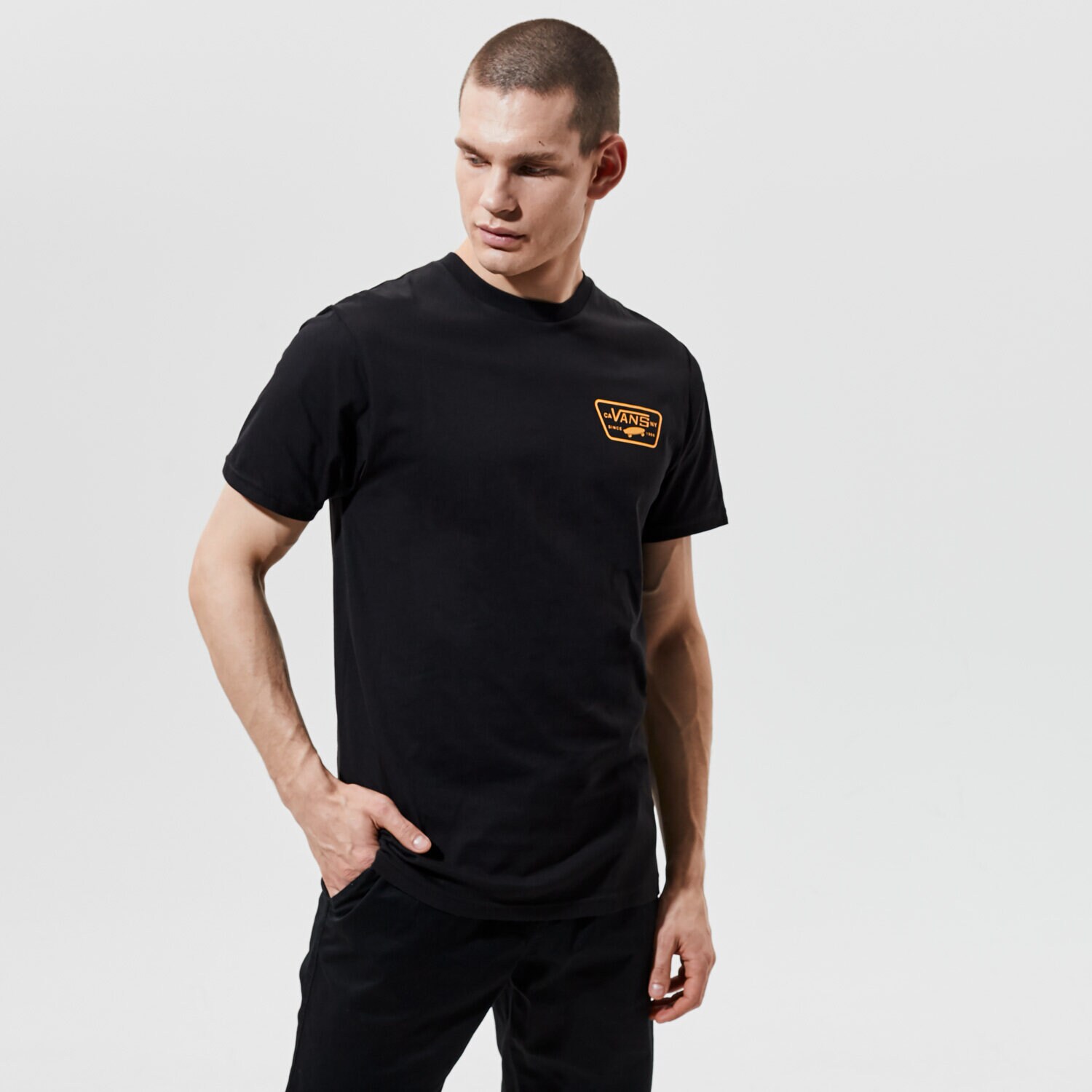 pánské tričko VANS TRIČKO MN FULL PATCH BACK SS BLACK/SAFFRON VN0A3H5KZ4W1 ČERNÁ