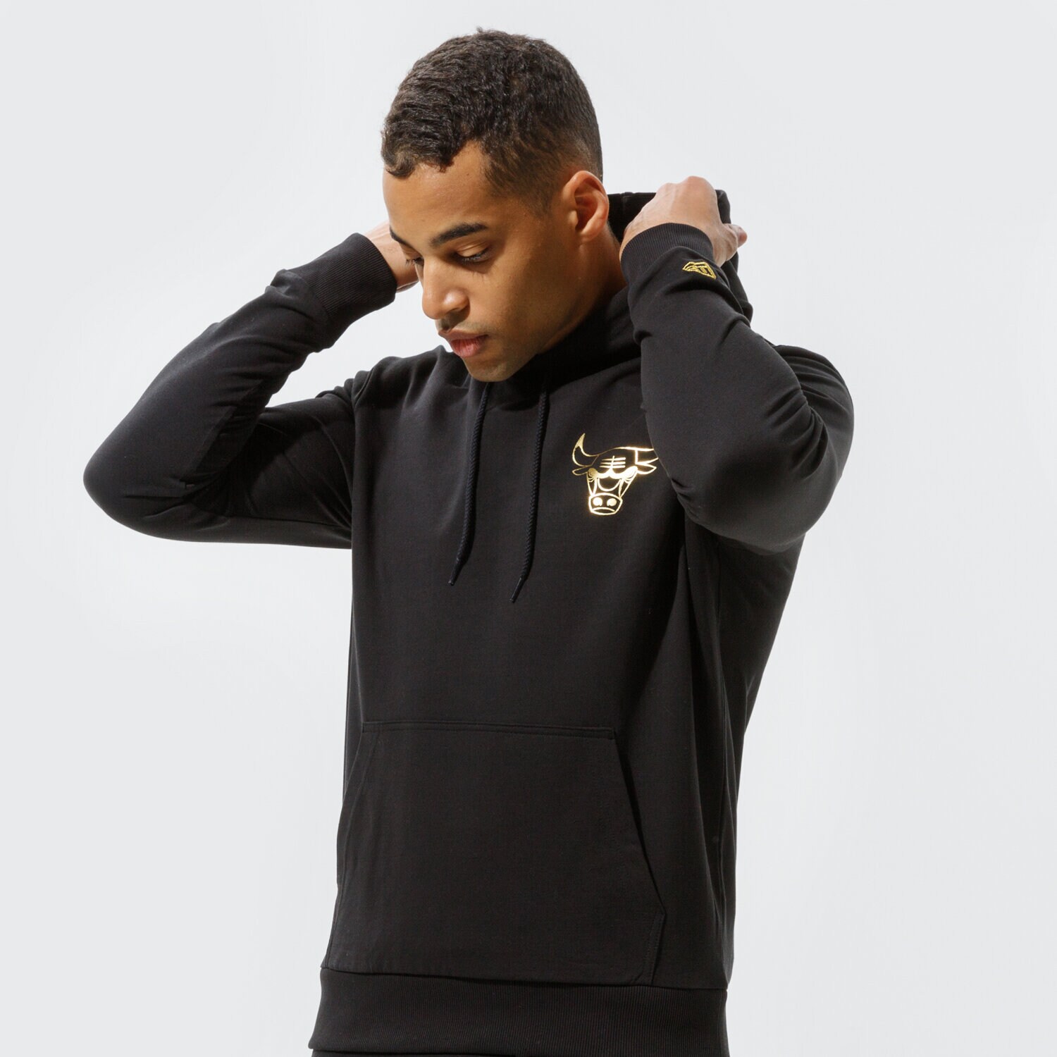 pánská mikina NEW ERA MIKINA S KAPUCÍ METALLIC HOODY BULLS CHICAGO BULLS B 12590872 ČERNÁ