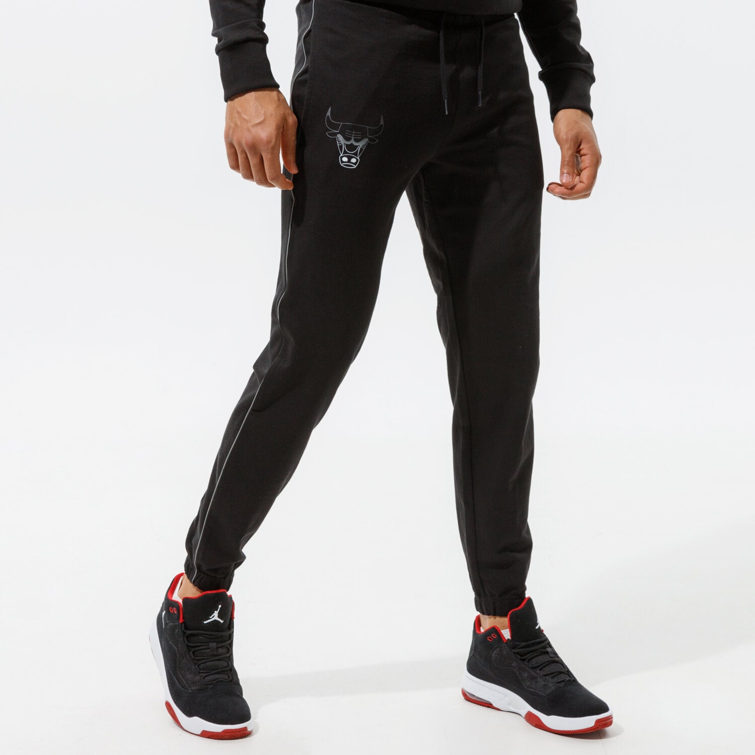 pánské kalhoty NEW ERA KALHOTY  NBA FADE LOGO JOGGER BULLS CHICAGO BULLS BL 12590899 ČERNÁ
