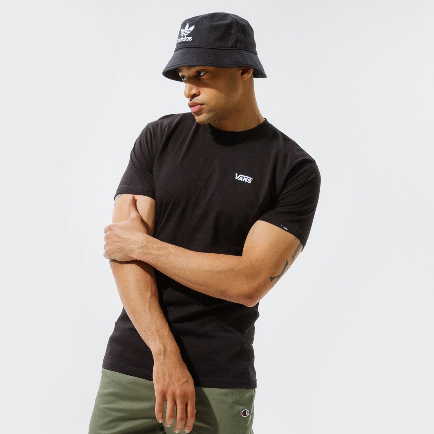 pánské tričko VANS TRIČKO LEFT CHEST LOGO PLUS SS VN0A54TFBLK1 ČERNÁ