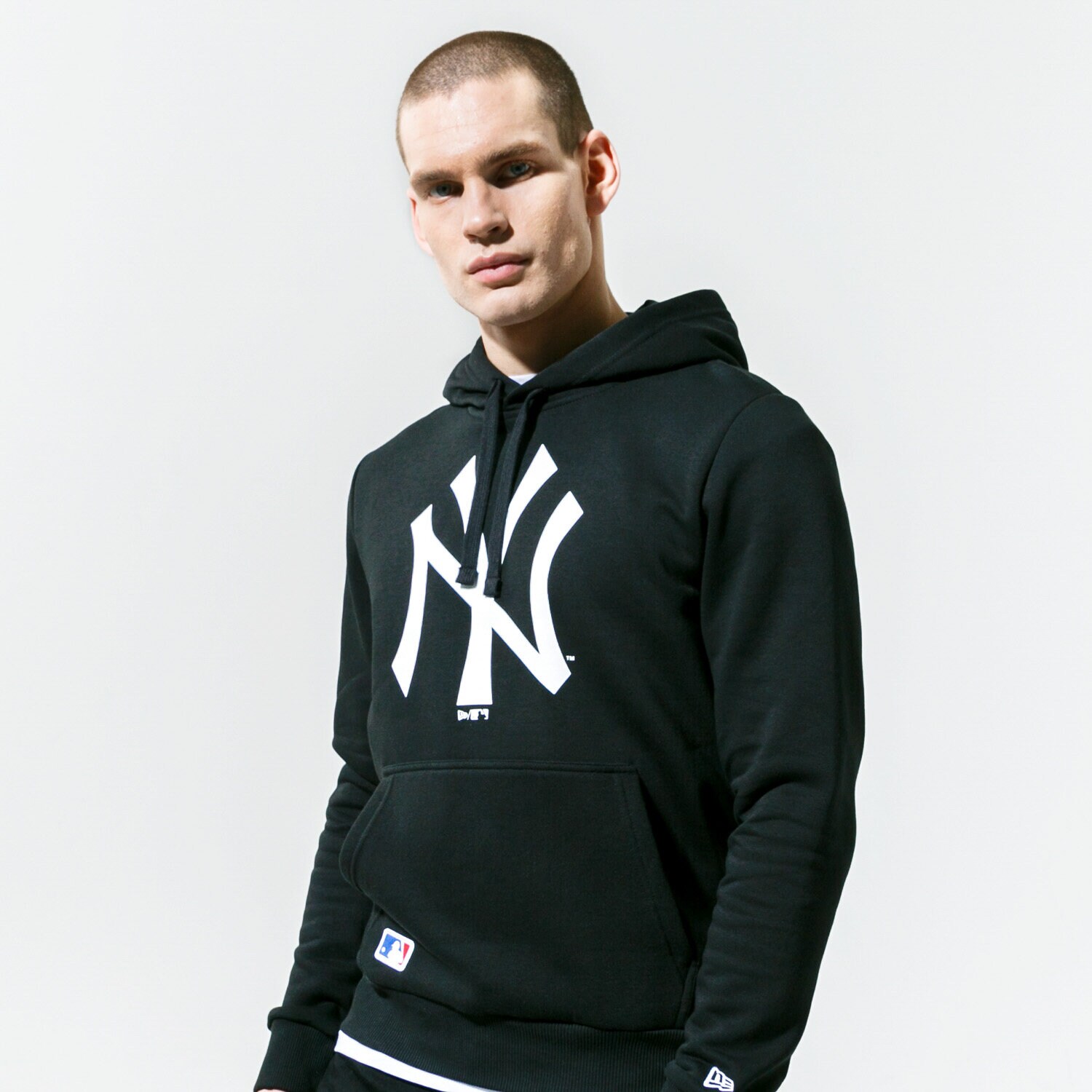 pánská mikina NEW ERA MIKINA S KAPUCÍ TEAM LOGO NEYYAN BLK  11863701 ČERNÁ