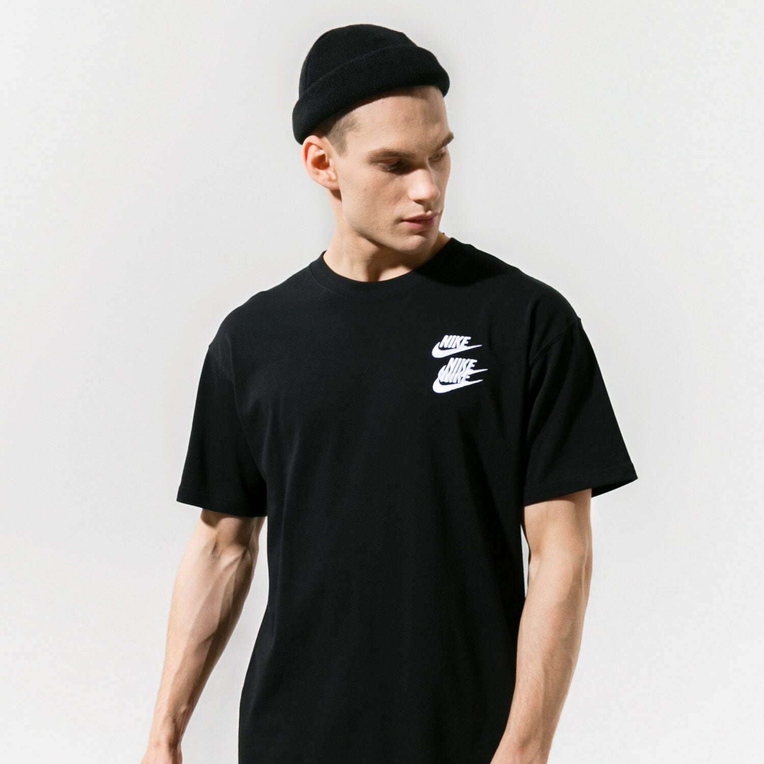 pánské tričko NIKE TRIČKO M NSW TEE WORLD TOUR 2 DA0989-010 ČERNÁ