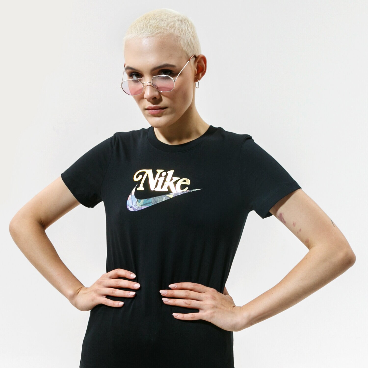 dámské tričko NIKE TRIČKO W NSW TEE FEMME DD1340-010 ČERNÁ