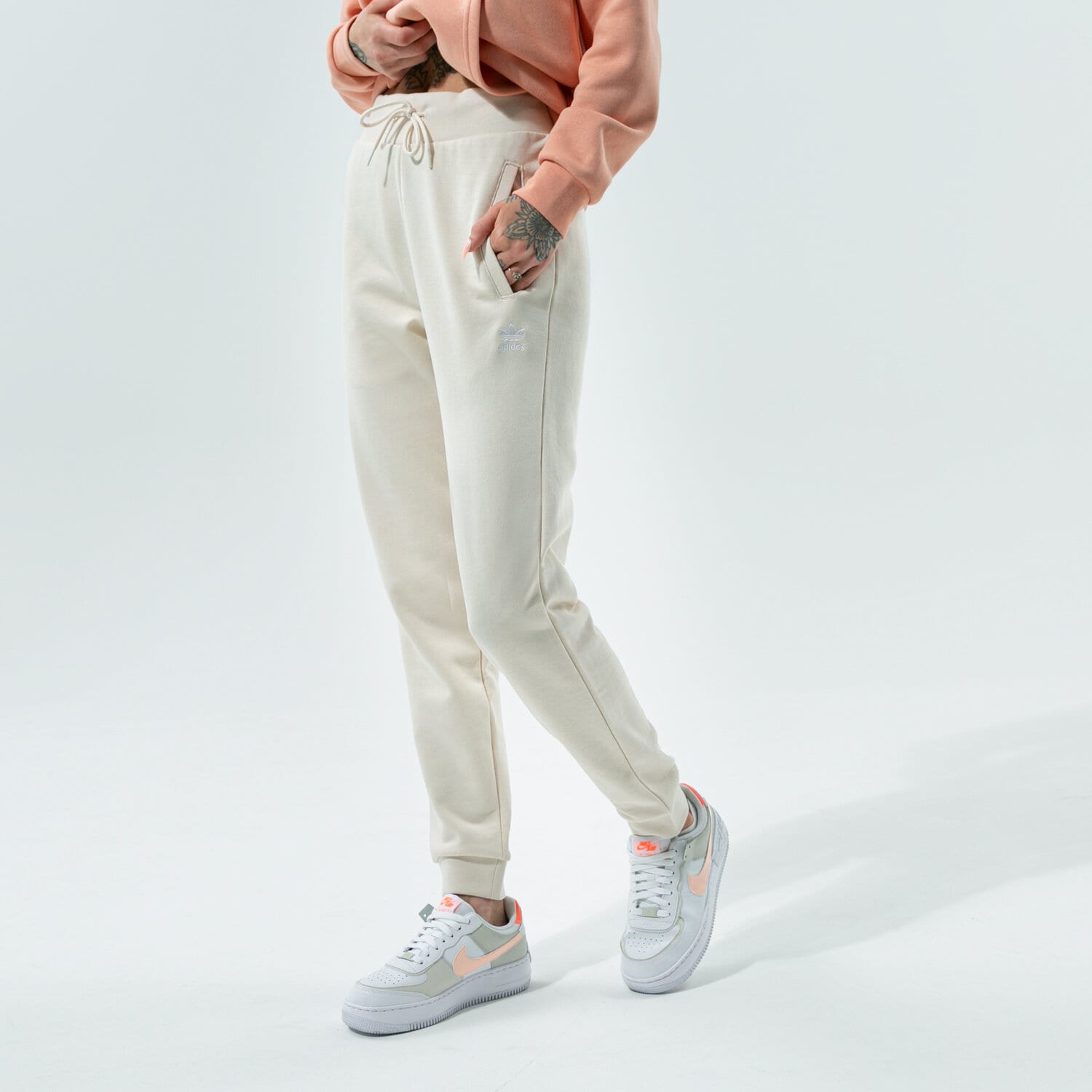 dámské kalhoty ADIDAS KALHOTY  ESSENTIAL JOGGERS H37873 BÉŽOVÁ