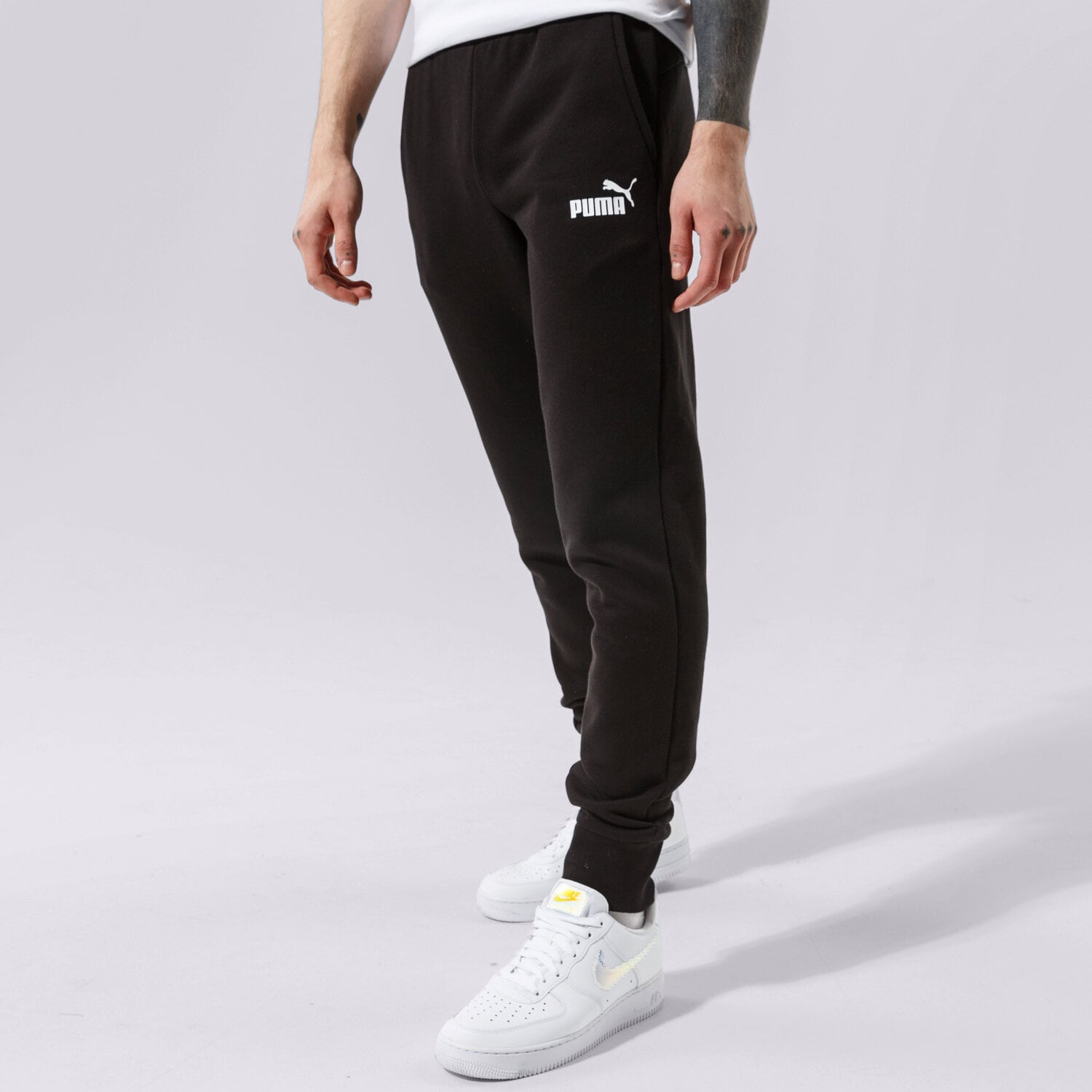 pánské kalhoty PUMA KALHOTY  ESS LOGO PANTS FL CL - PUMA BLACK 58671401 ČERNÁ