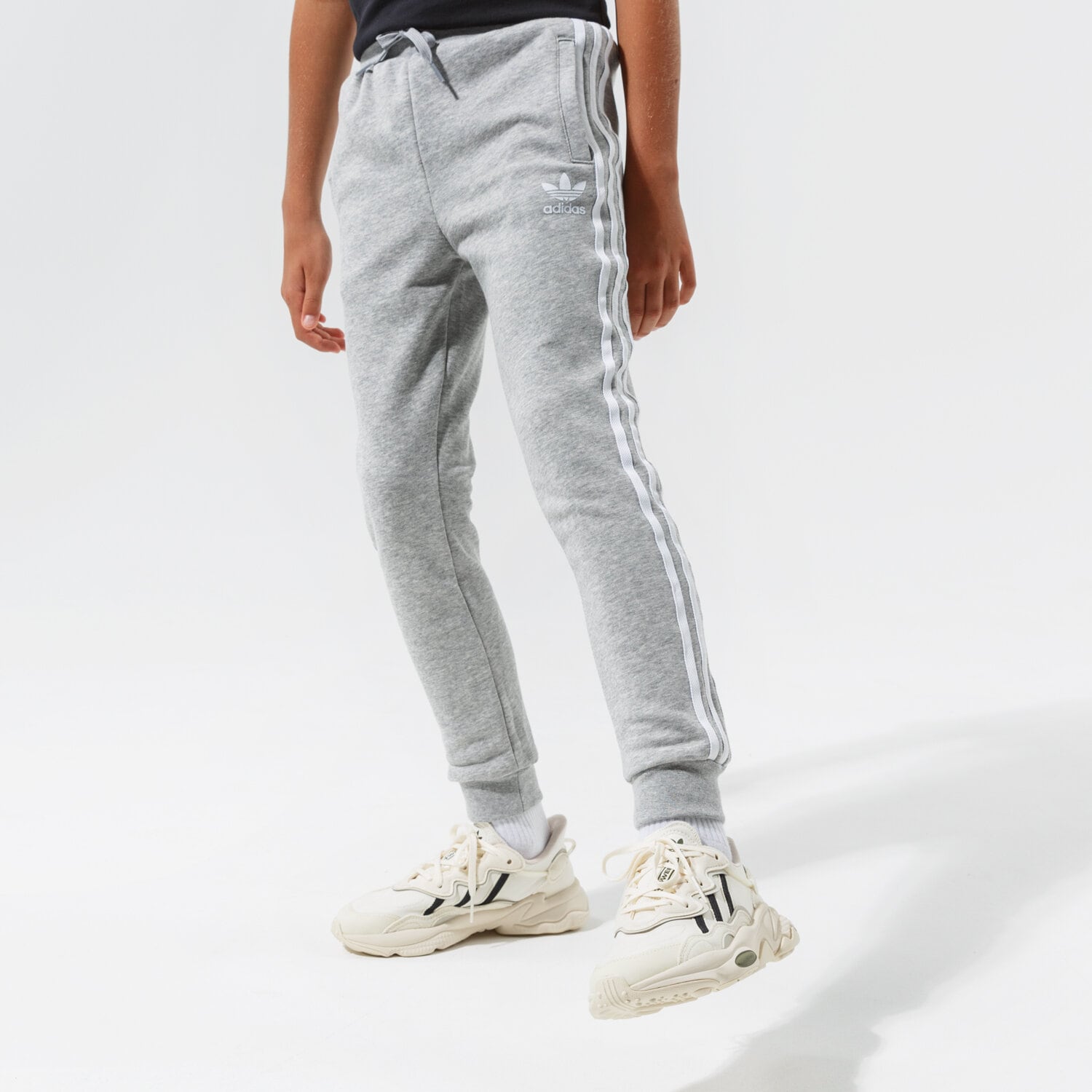 dětské kalhoty ADIDAS KALHOTY  TREFOIL PANTS BOY GD2705 ŠEDÁ
