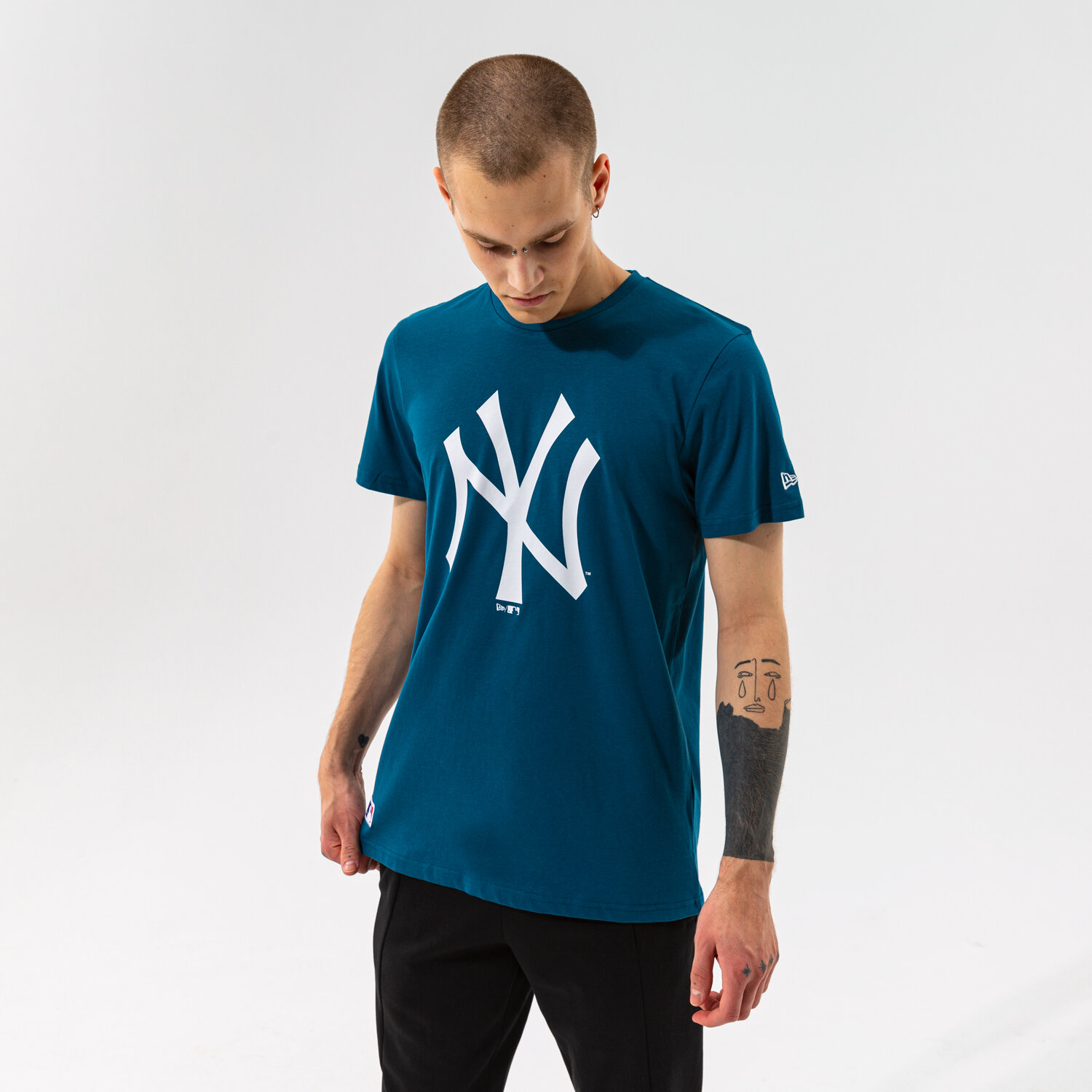 pánské tričko NEW ERA TRIČKO MLB SEASONAL TEAM LOGO TEE NYY NEW YORK YANKE 12827227 TMAVOMODRÁ