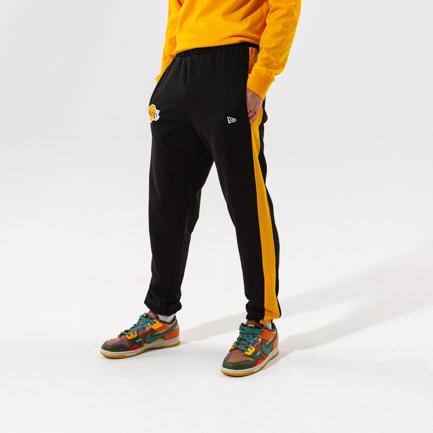 pánské kalhoty NEW ERA KALHOTY  NBA TEAM LOGO JOGGER LOSLAK BLK 12827206 ČERNÁ