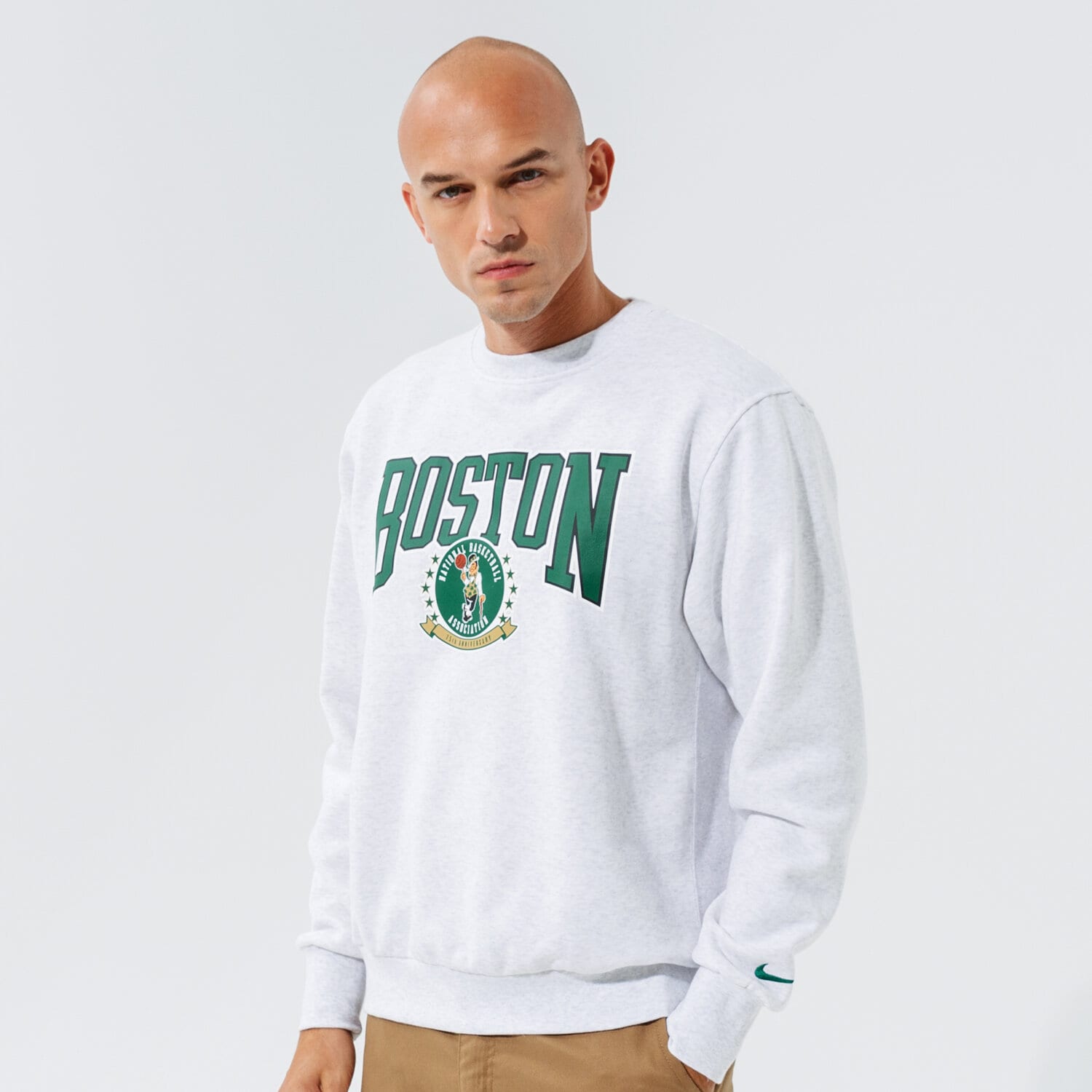 pánská mikina NIKE MIKINA BOS M NK FLC CREW CTS 75 NBA DJ2796-051 ŠEDÁ