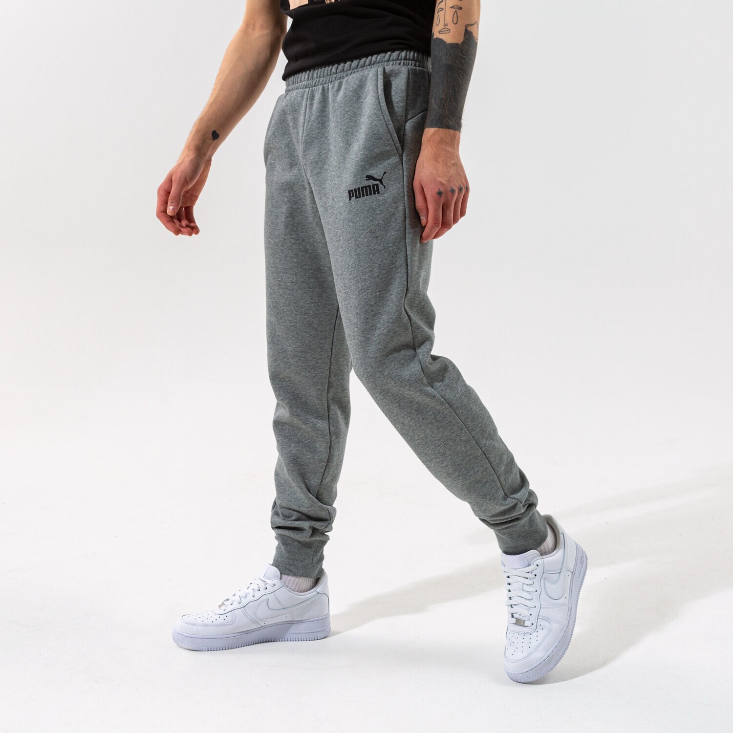 pánské kalhoty PUMA KALHOTY  ESS LOGO PANTS FL CL - MEDIUM GRAY HEATHER 58671403 ŠEDÁ