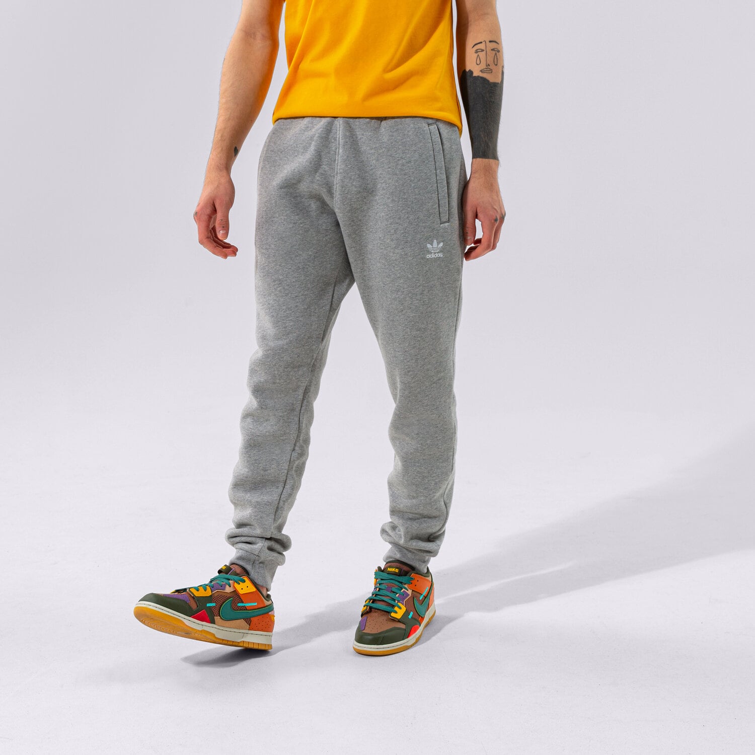 pánské kalhoty ADIDAS TREFOIL ESSENTIAL JOGGERS  H34659 ŠEDÁ