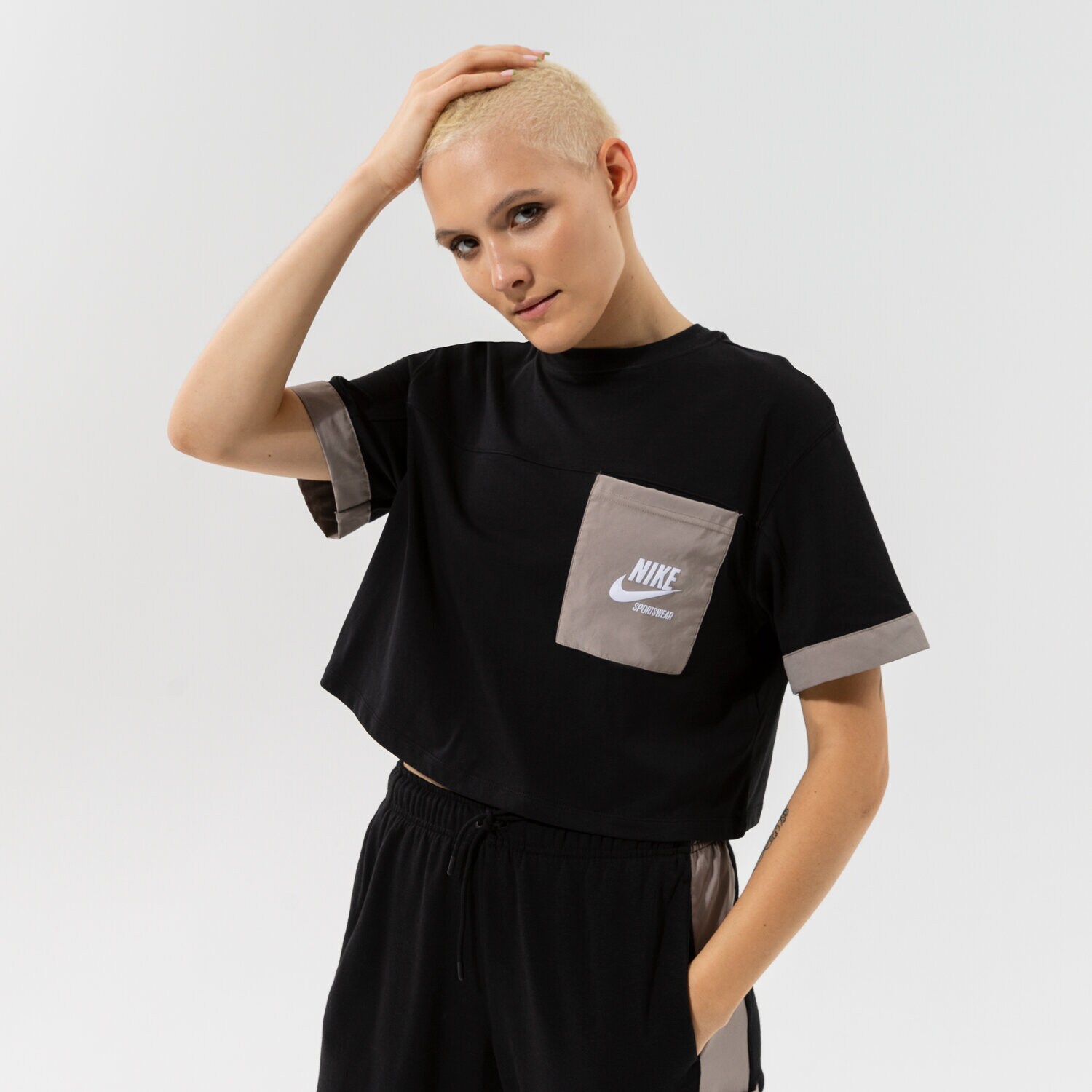 dámské tričko NIKE TRIČKO W NSW SS TOP HTG DD5685-010 ČERNÁ