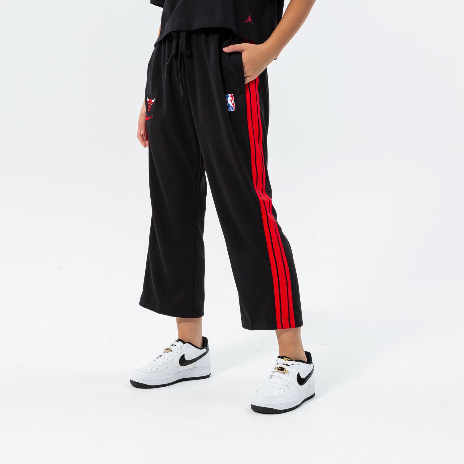dámské kalhoty NIKE KALHOTY  CHI W NK TRKST PANT CTS 75 NBA DB1414-010 ČERNÁ