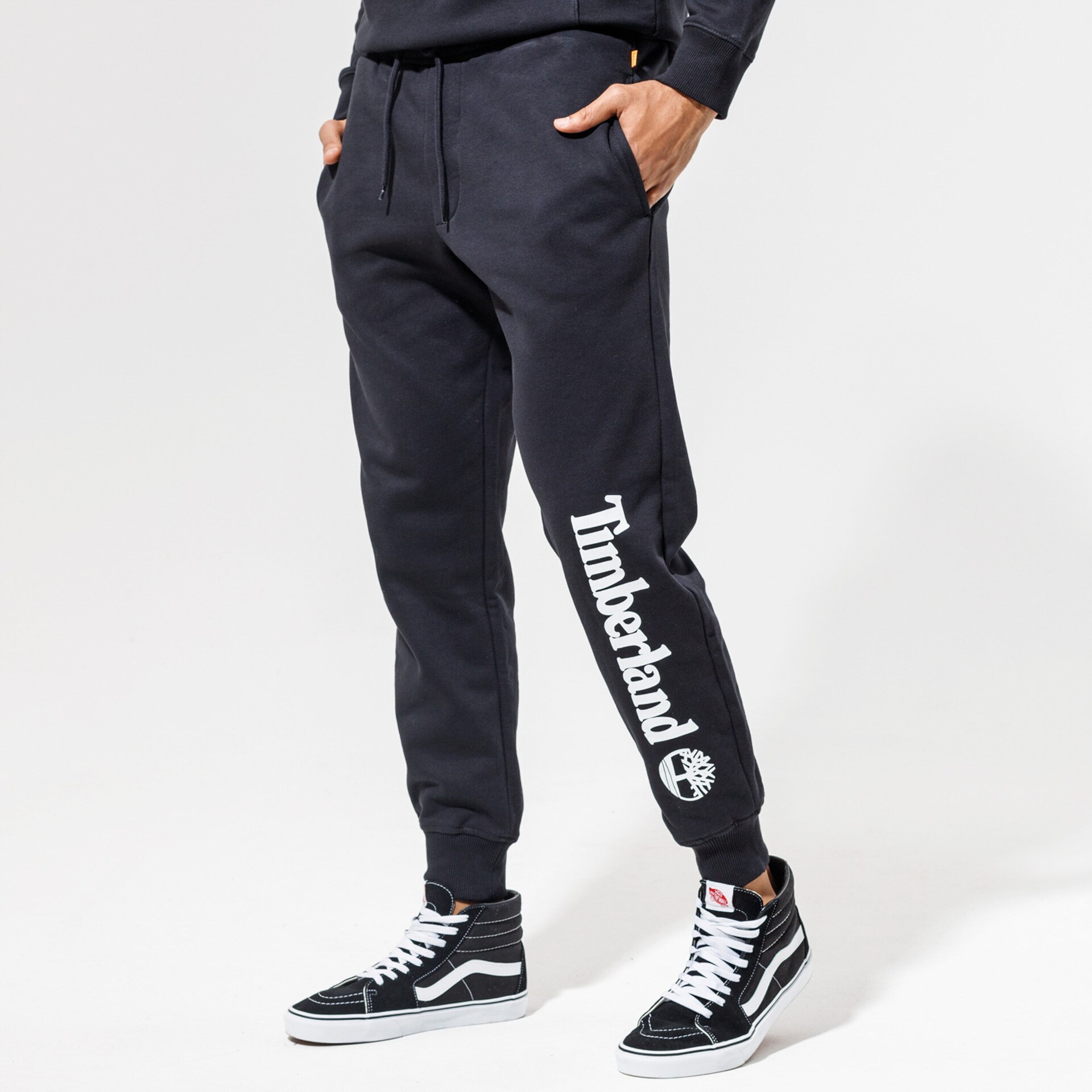 pánské kalhoty TIMBERLAND KALHOTY  YC CORE TREE LOGO SWEATPANT LOGO SWEATPA TB0A2BVF0011 ČERNÁ