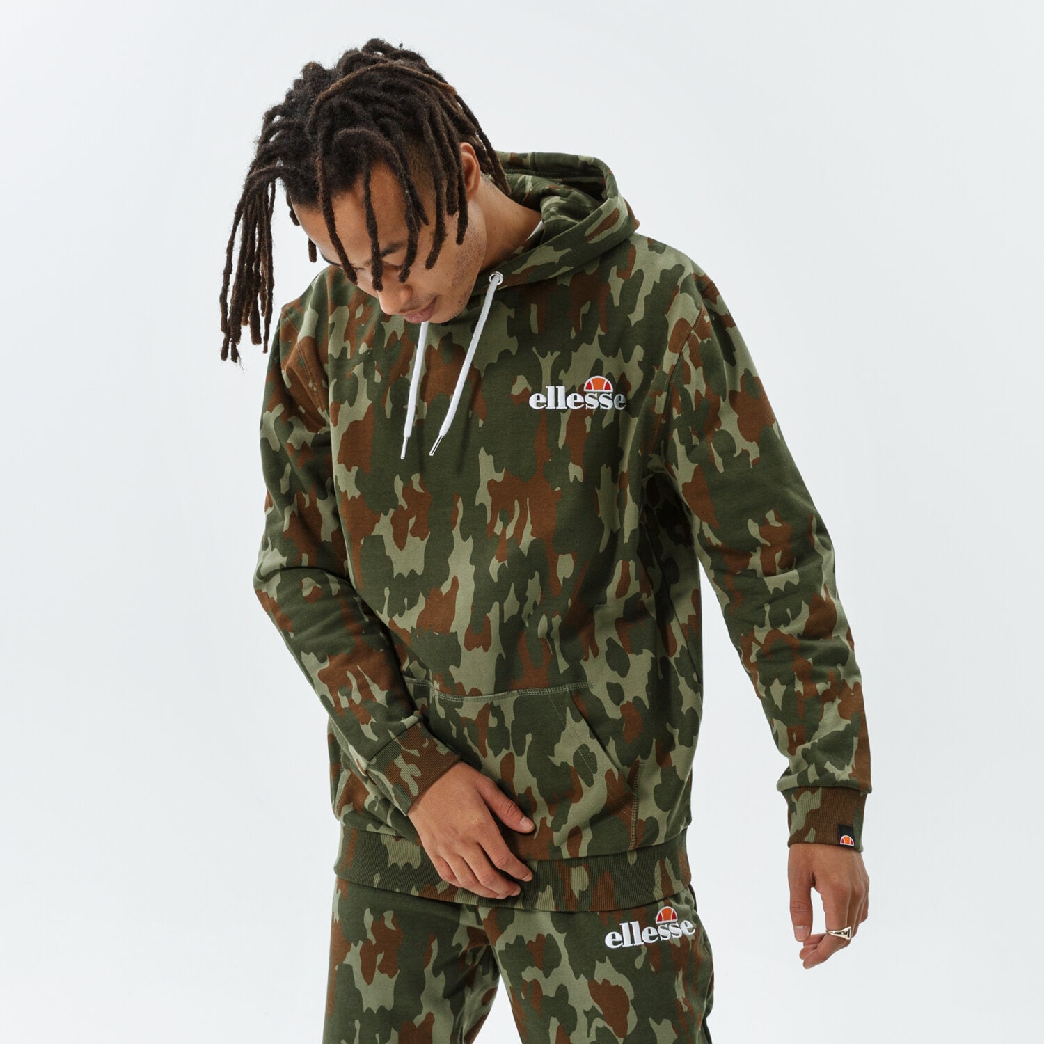 pánská mikina ELLESSE MIKINA S KAPUCÍ   PRIMERO CAMO OH HOODY KHA SHK12433506 VÍCEBAREVNÁ