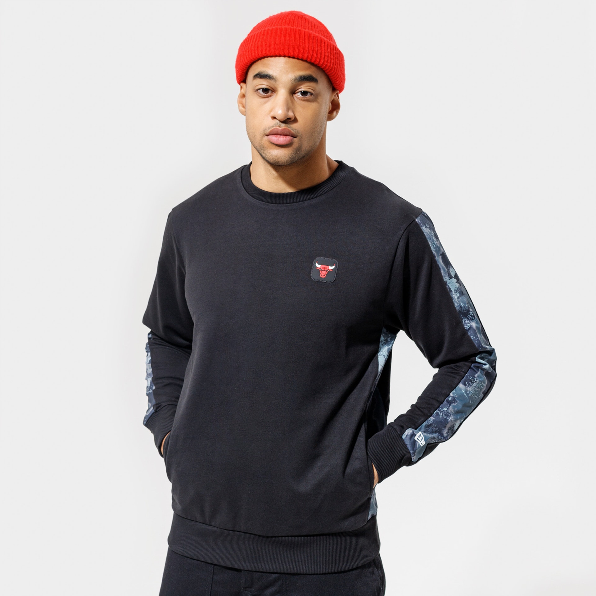 pánská mikina NEW ERA MIKINA NEW ERA OUTDR UTLTY PANEL CRW CHIBUL BLK 12827168 ČERNÁ